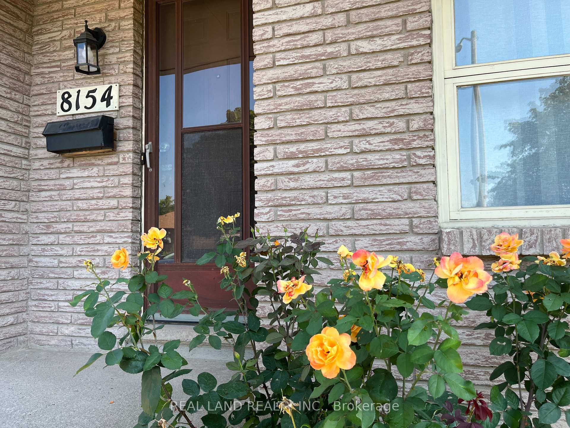 Photo 2 of 8154 Post Road, Niagara Falls, Ascot — HOMEH