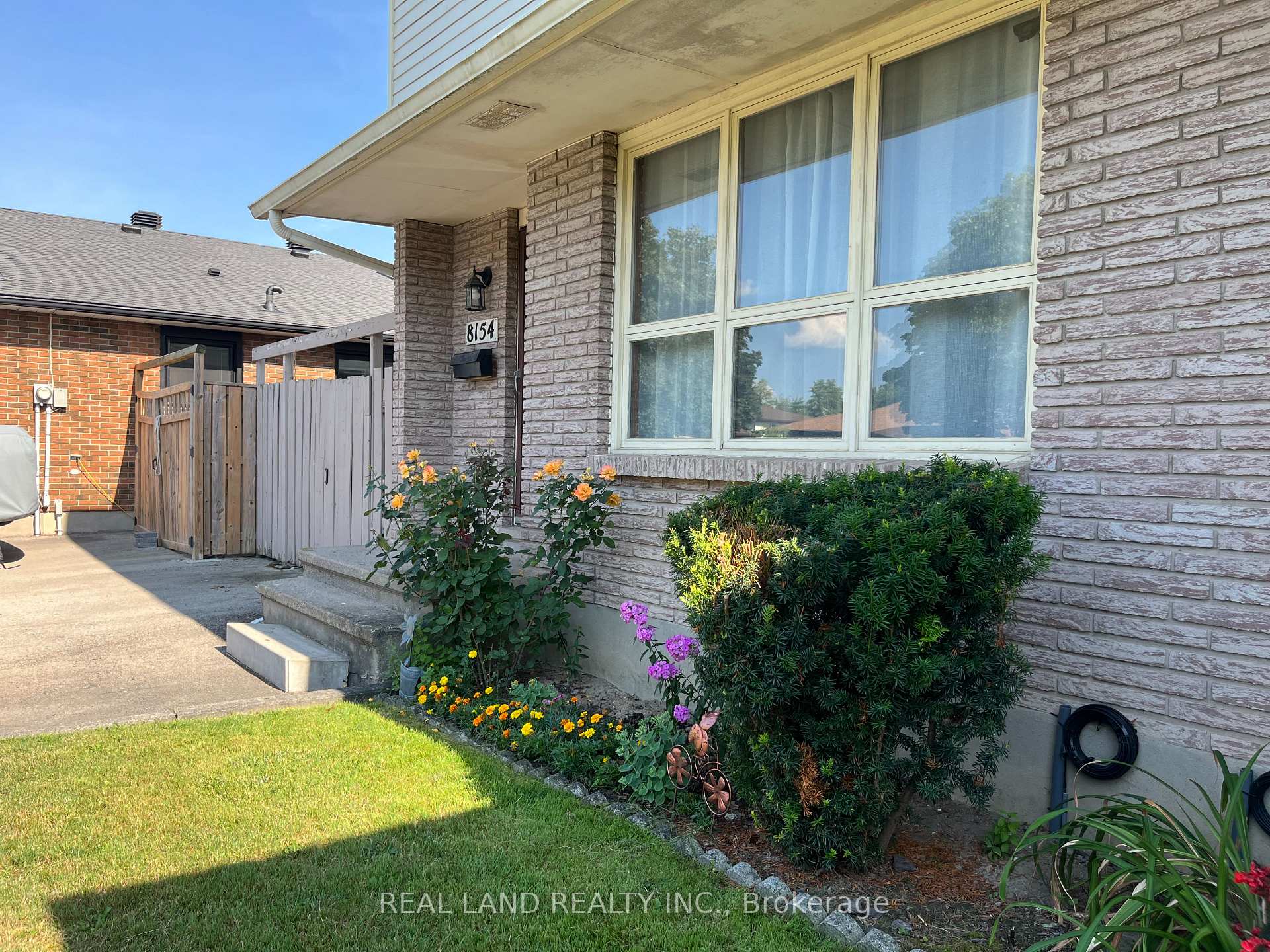 Photo 3 of 8154 Post Road, Niagara Falls, Ascot — HOMEH