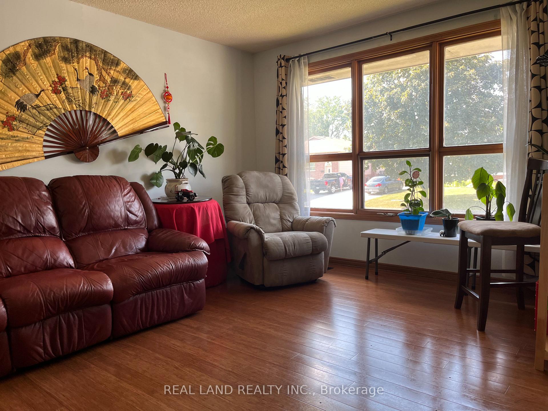 Photo 4 of 8154 Post Road, Niagara Falls, Ascot — HOMEH