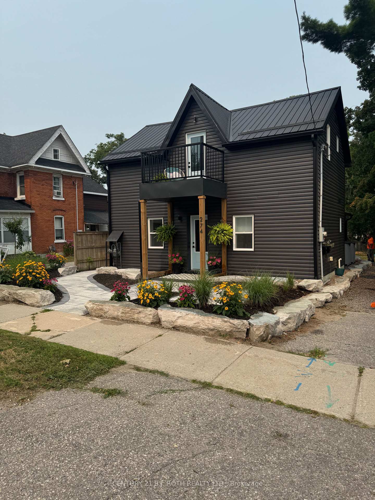 Front of 274 Mississaga Street W