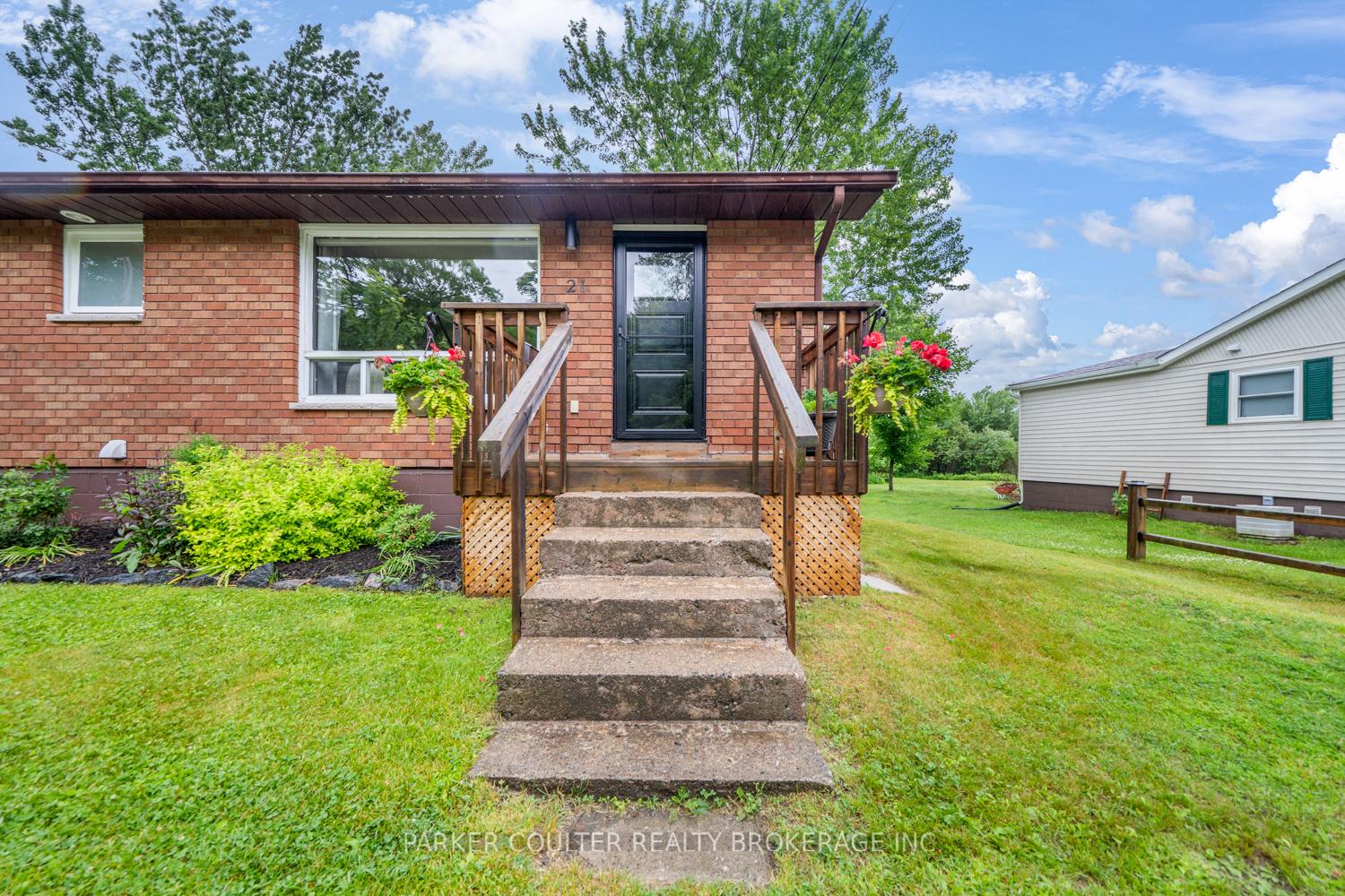 Photo 3 of 21 Louisa Street, Parry Sound — HOMEH