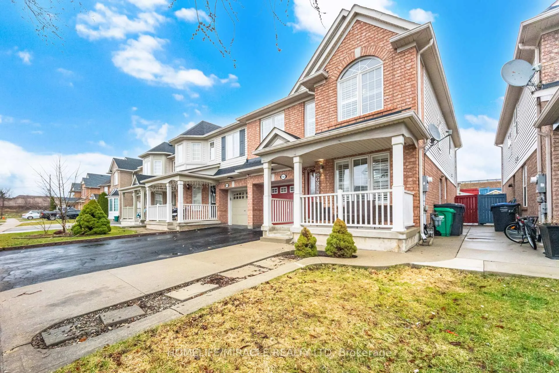 Photo 3 of 98 Owlridge Drive E, Brampton, Credit Valley — HOMEH