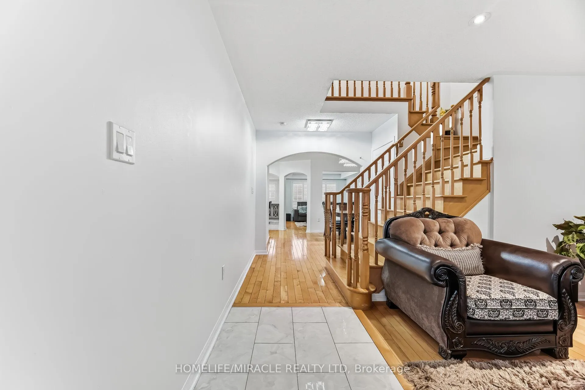 Photo 4 of 98 Owlridge Drive E, Brampton, Credit Valley — HOMEH