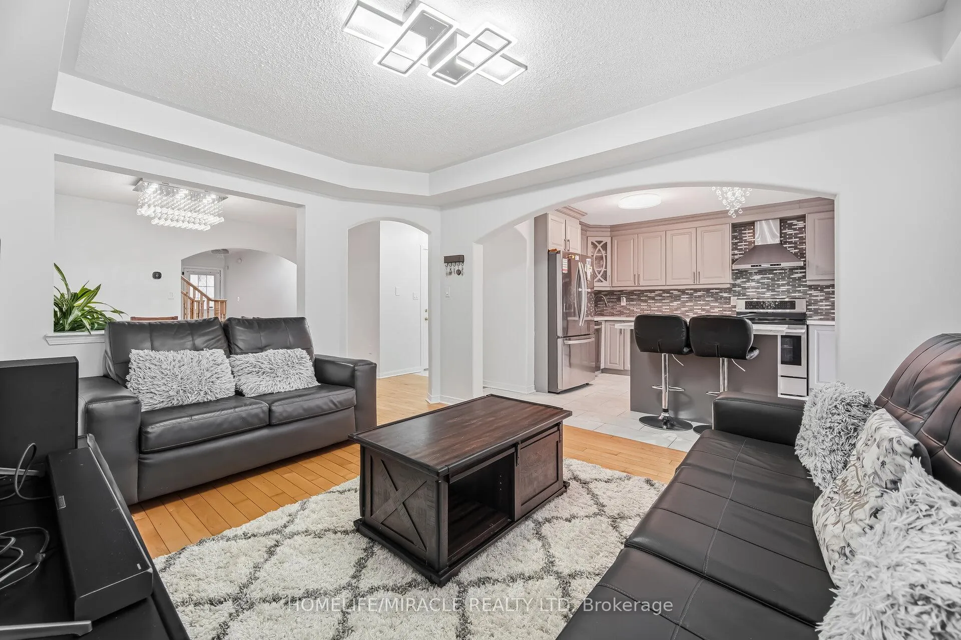 Photo 9 of 98 Owlridge Drive E, Brampton, Credit Valley — HOMEH