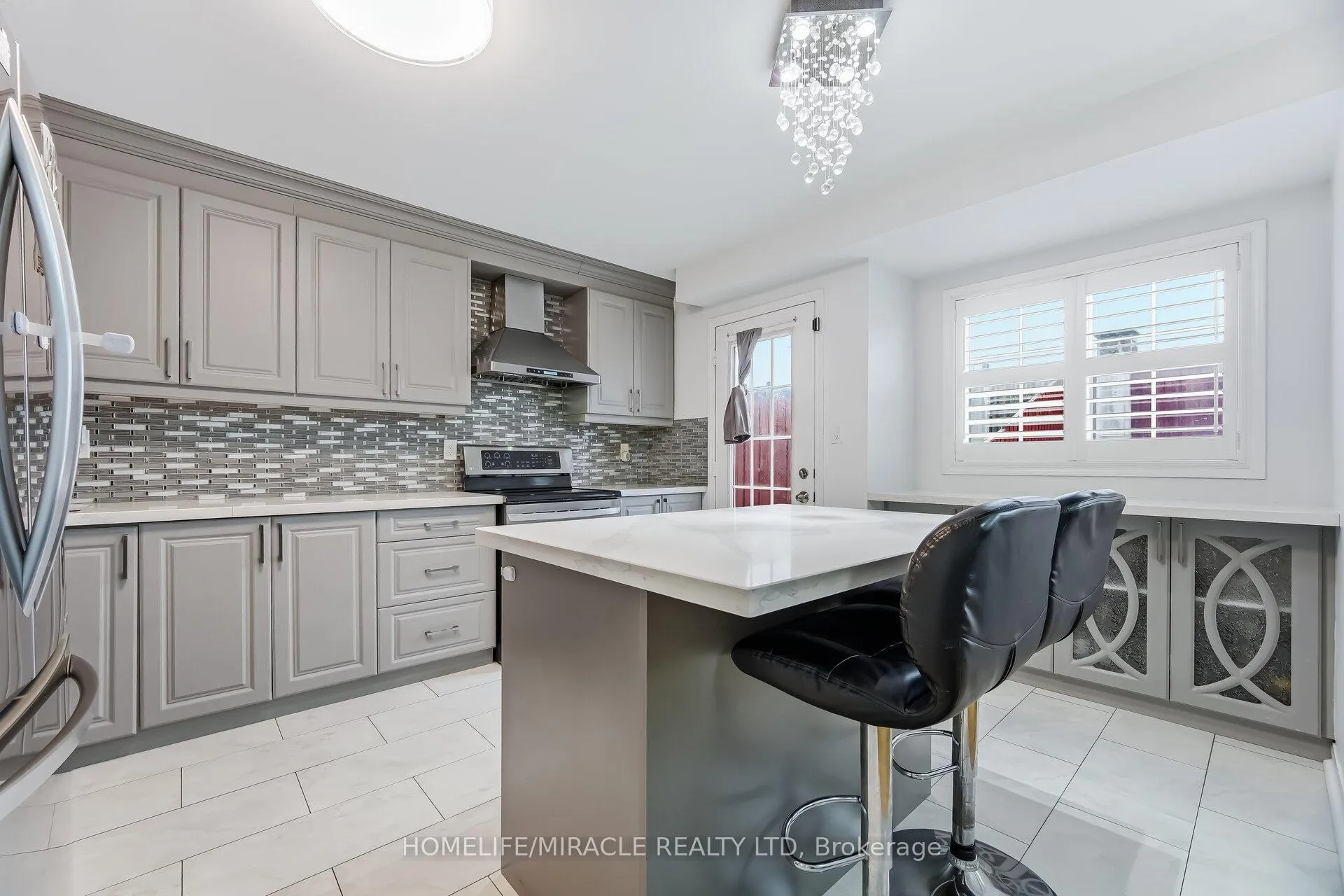 Photo 10 of 98 Owlridge Drive E, Brampton, Credit Valley — HOMEH