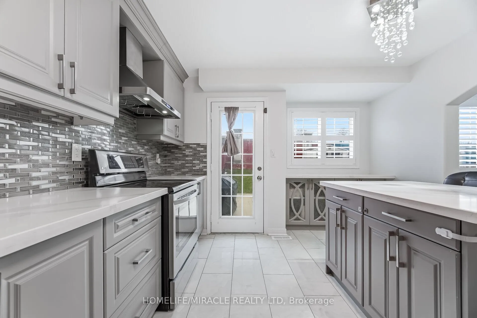 Photo 11 of 98 Owlridge Drive E, Brampton, Credit Valley — HOMEH
