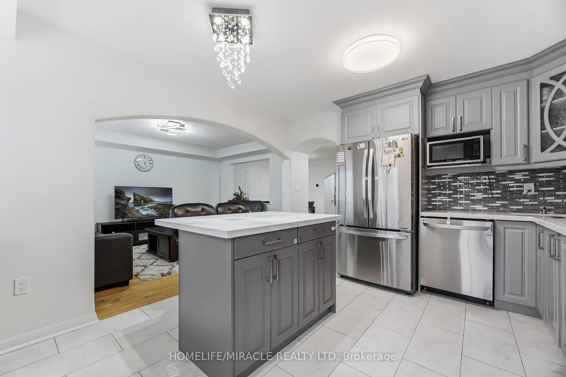 Photo 12 of 98 Owlridge Drive E, Brampton, Credit Valley — HOMEH