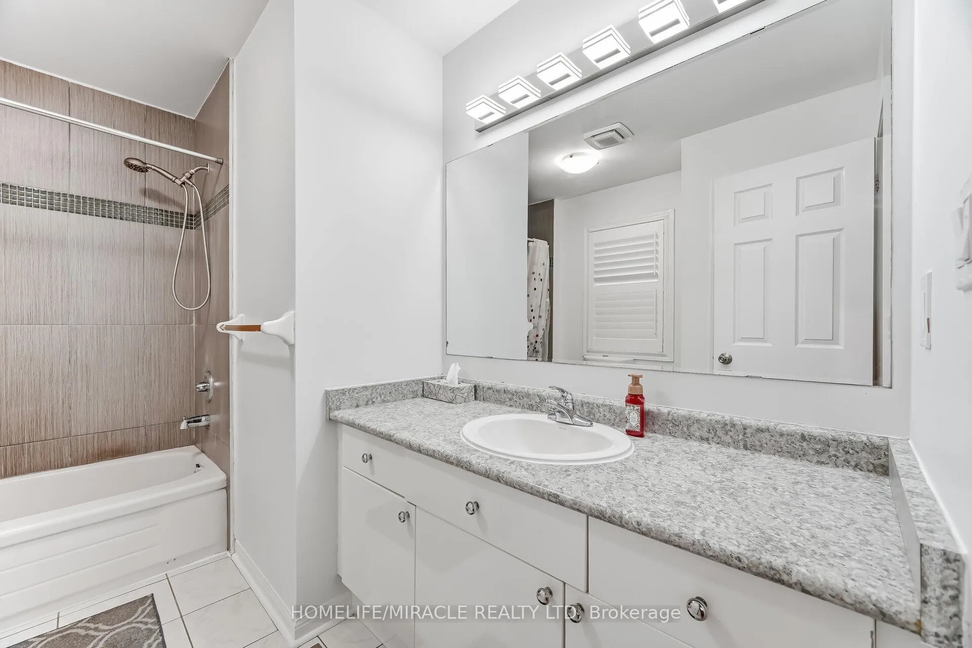 Photo 16 of 98 Owlridge Drive E, Brampton, Credit Valley — HOMEH