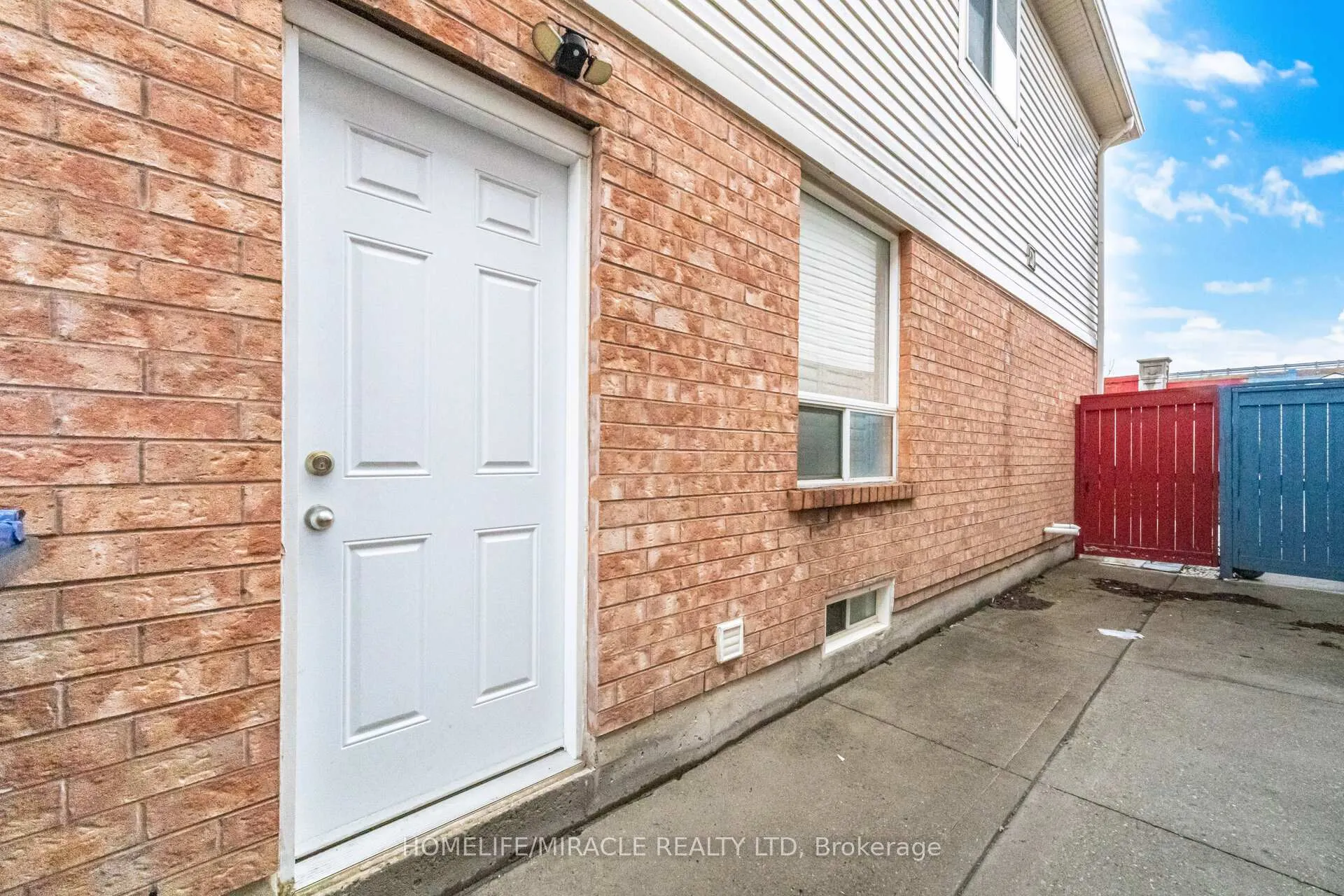 Photo 23 of 98 Owlridge Drive E, Brampton, Credit Valley — HOMEH