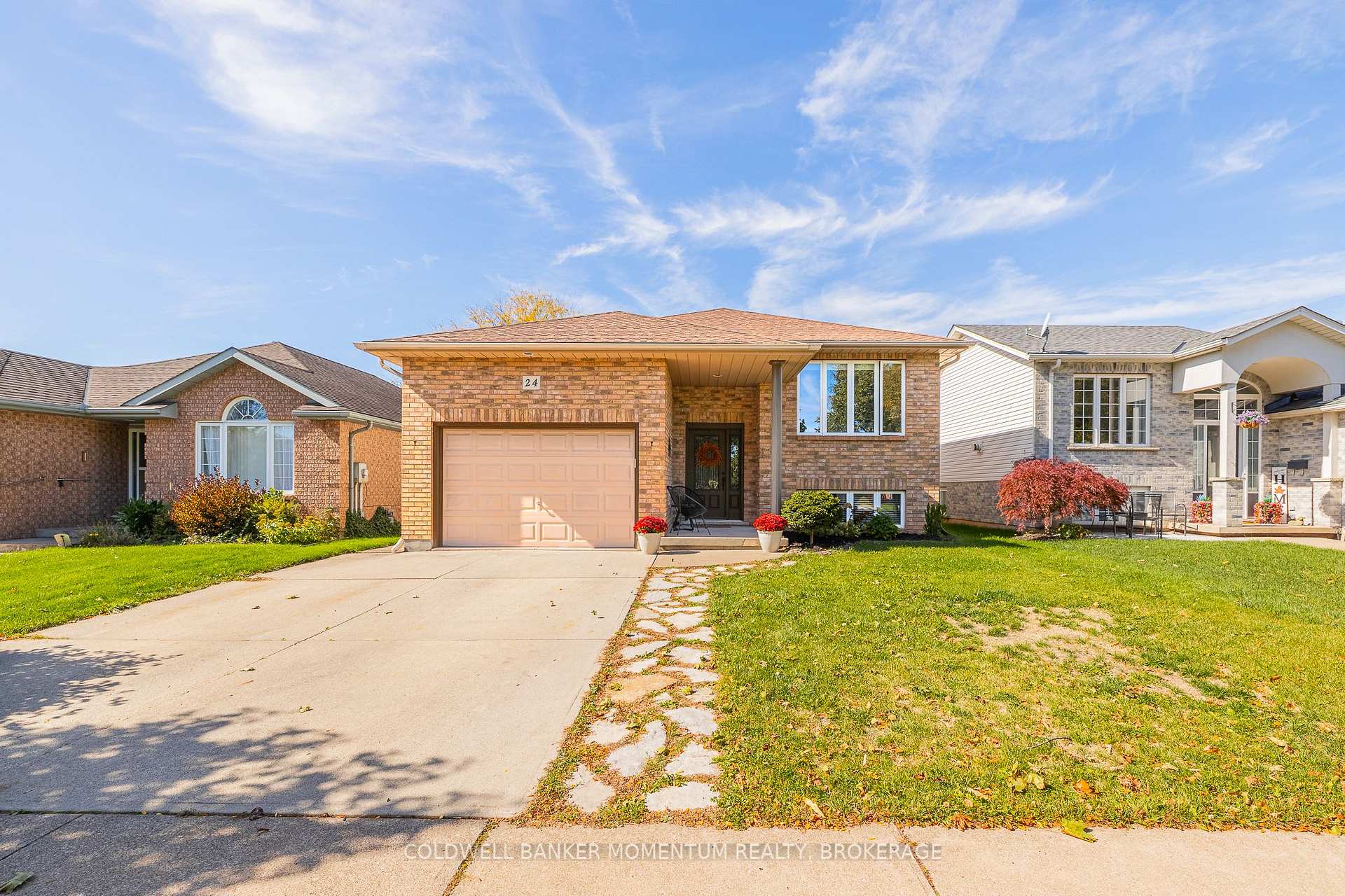 Photo 2 of 24 Tanner Drive, Pelham, Fonthill — HOMEH