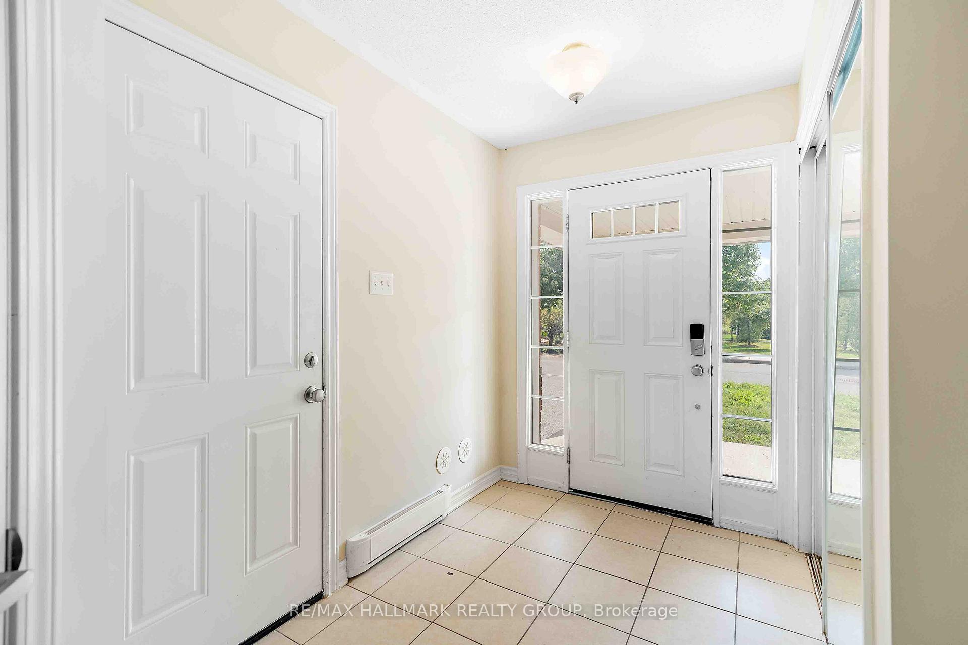 Photo 2 of 164 Sunshine Crescent, Ottawa, Notting Hill/Summerside — HOMEH