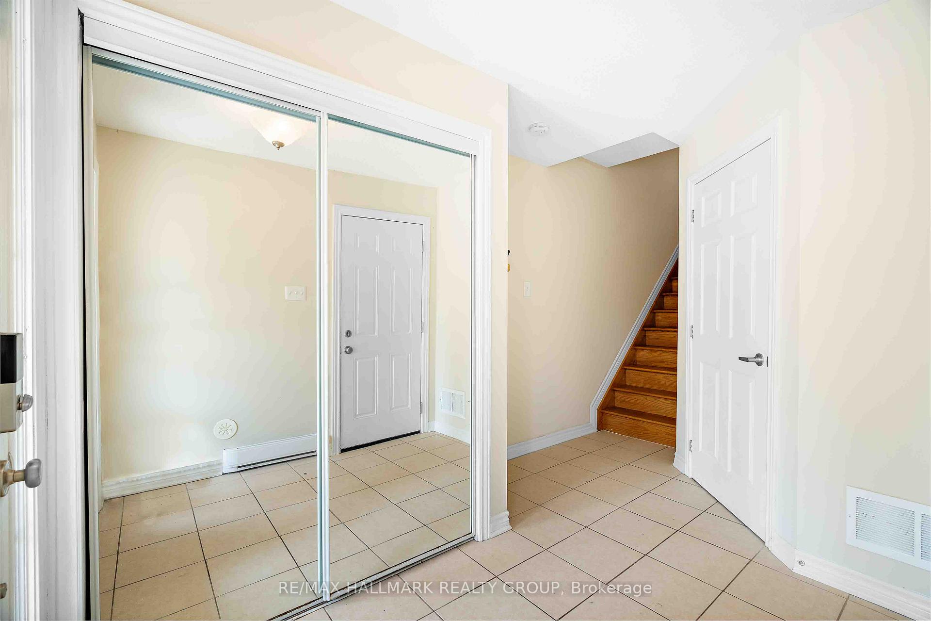 Photo 3 of 164 Sunshine Crescent, Ottawa, Notting Hill/Summerside — HOMEH