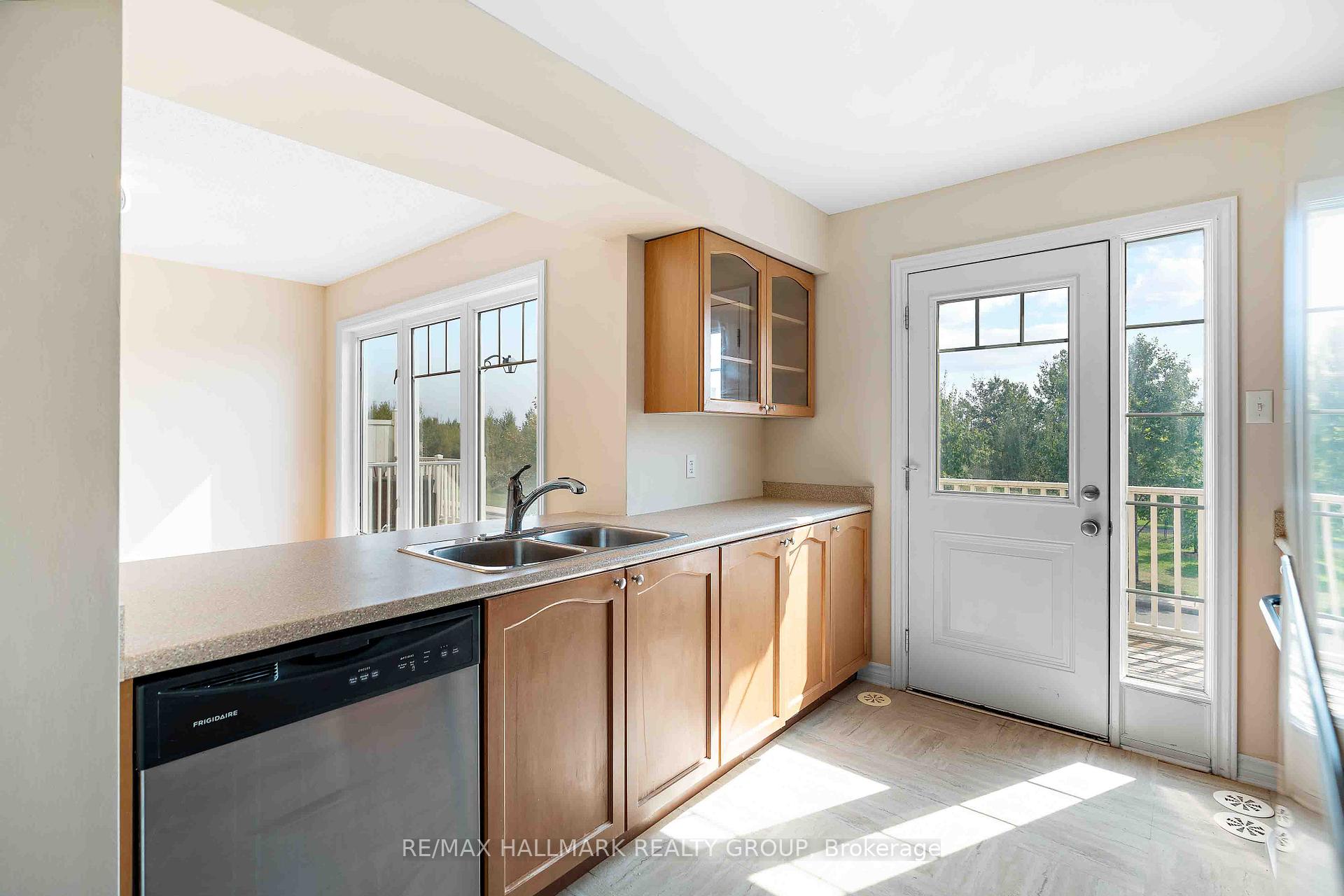 Photo 7 of 164 Sunshine Crescent, Ottawa, Notting Hill/Summerside — HOMEH