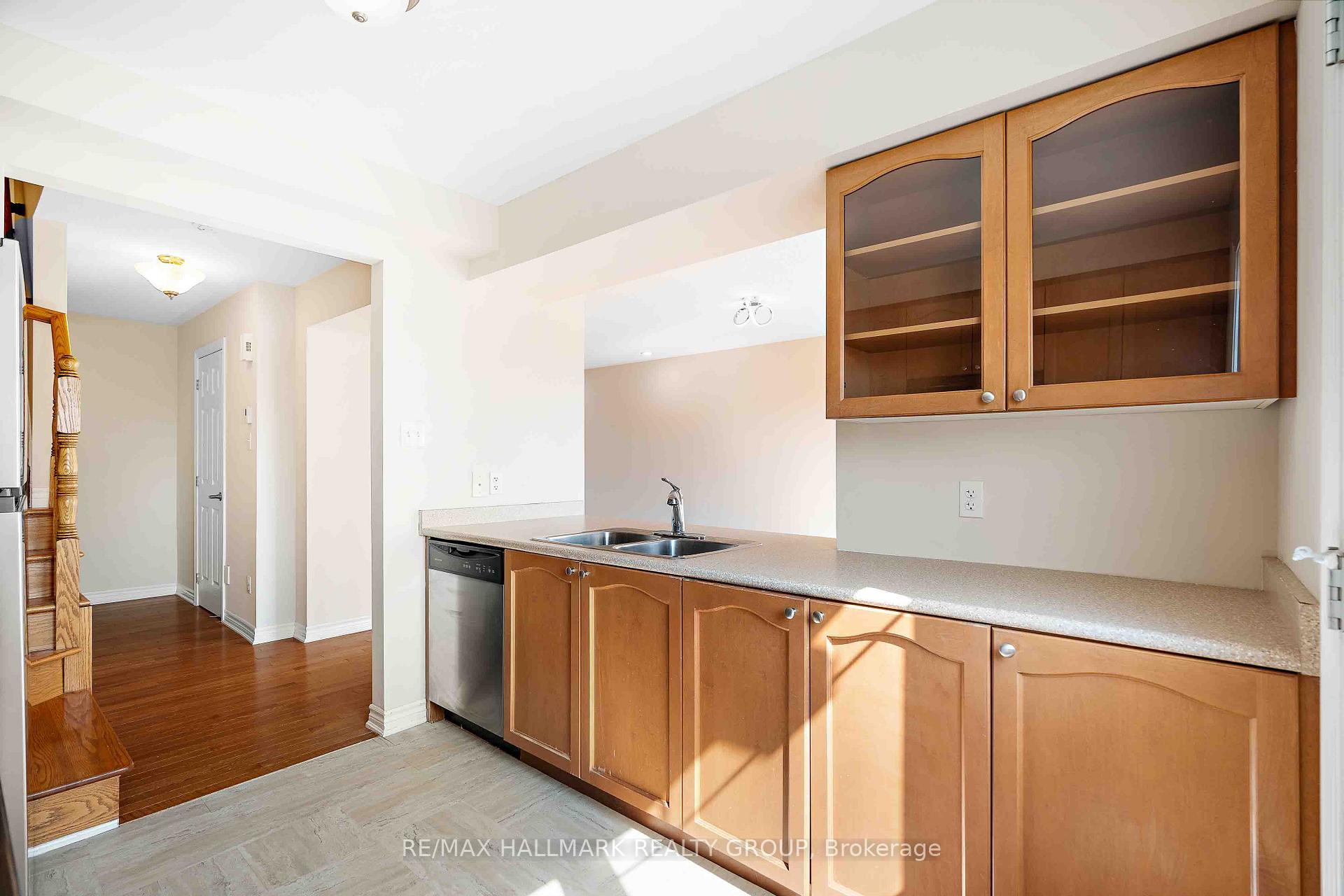 Photo 8 of 164 Sunshine Crescent, Ottawa, Notting Hill/Summerside — HOMEH
