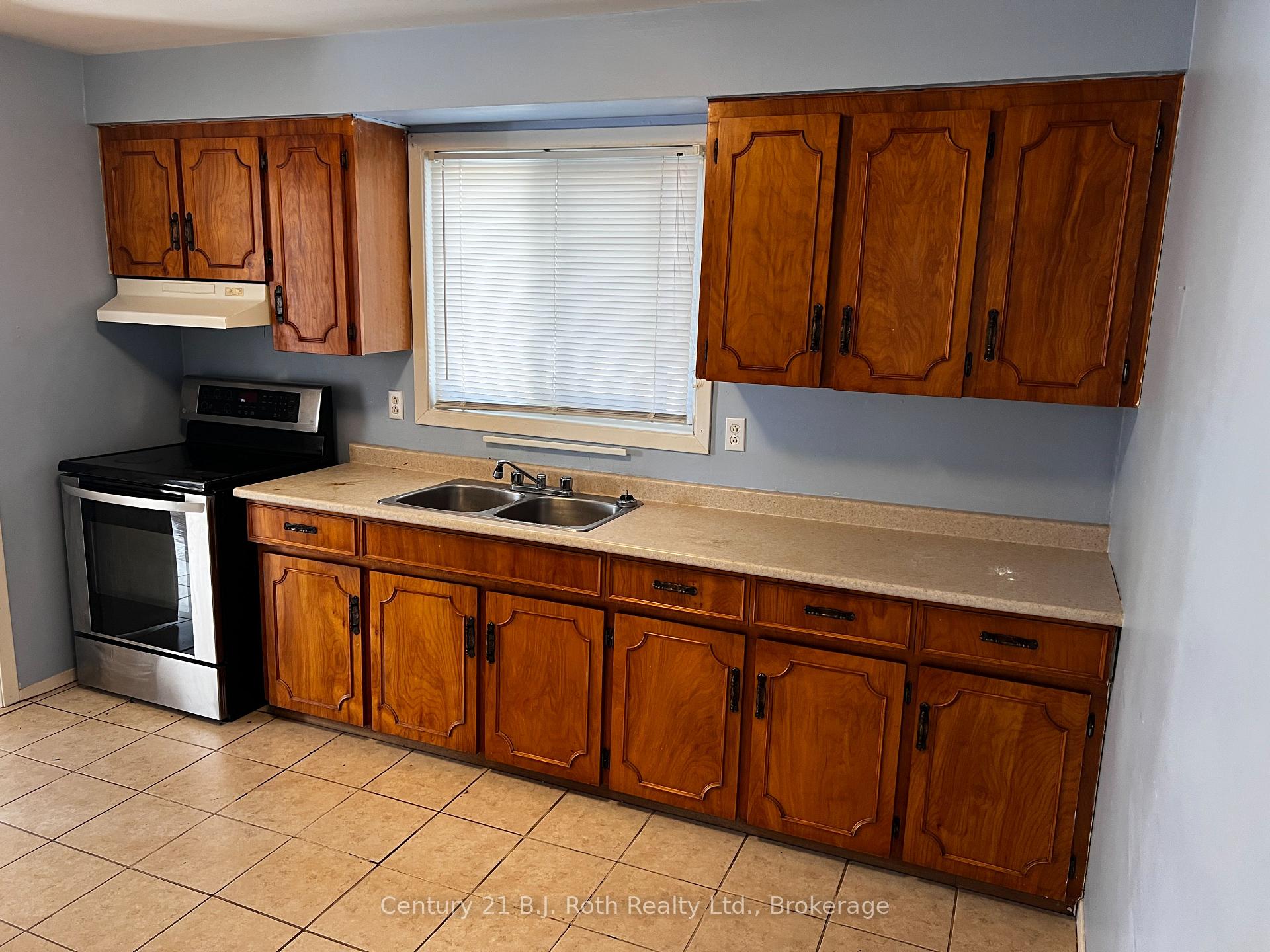 Photo 4 of Unit 3, 520 High Street, Orillia — HOMEH