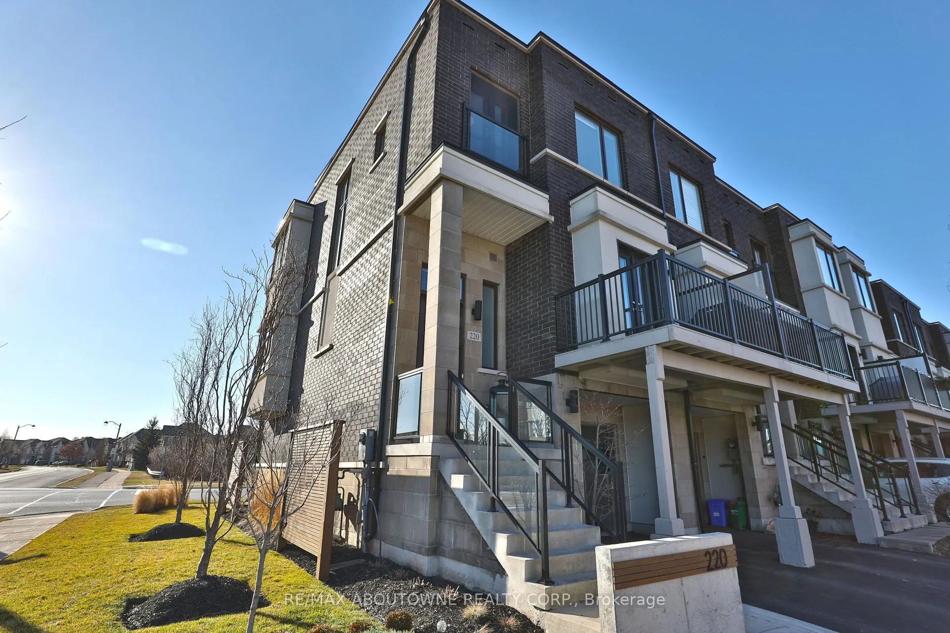 Photo 2 of 220 Vellwood Common, Oakville, Bronte — HOMEH