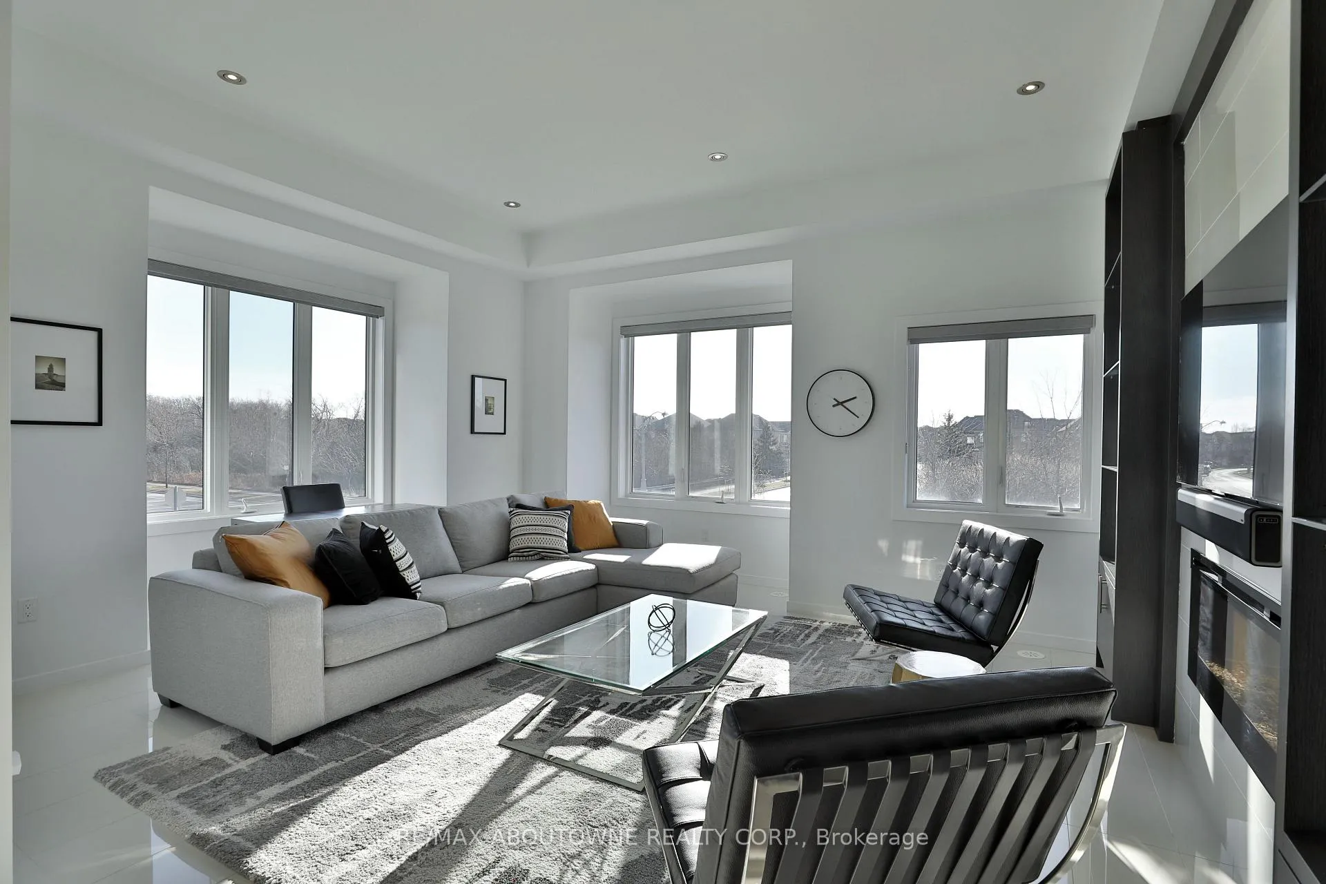 Photo 4 of 220 Vellwood Common, Oakville, Bronte — HOMEH