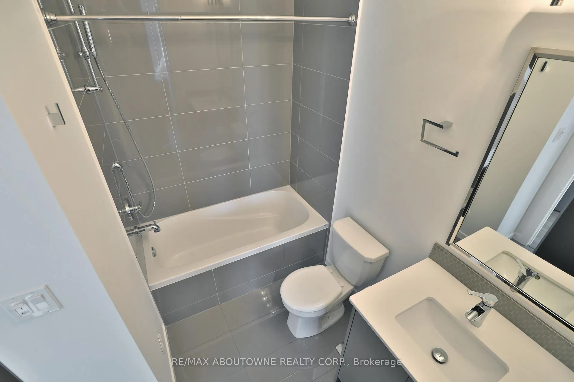 Photo 19 of 220 Vellwood Common, Oakville, Bronte — HOMEH