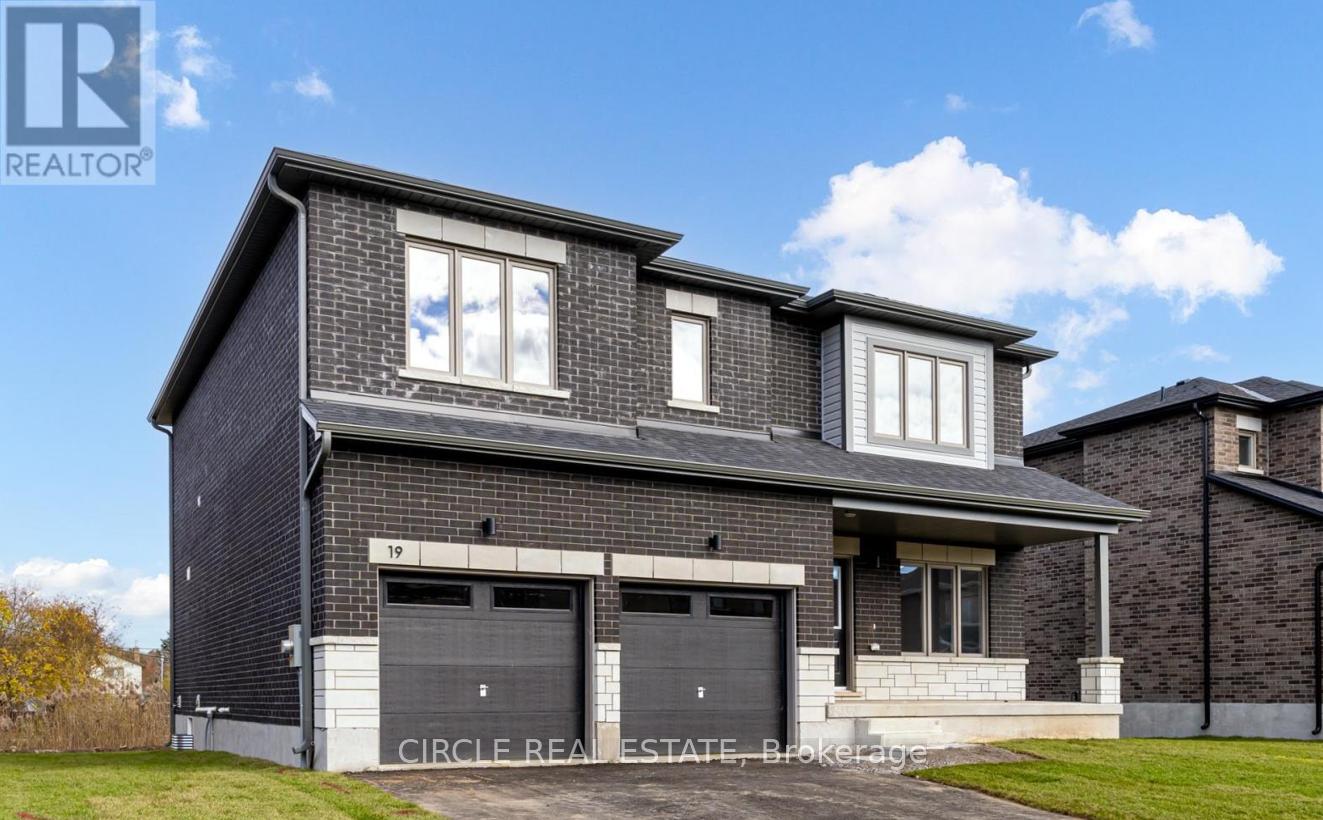 Photo 3 of 19 Tulip Crescent, Norfolk, Simcoe — HOMEH