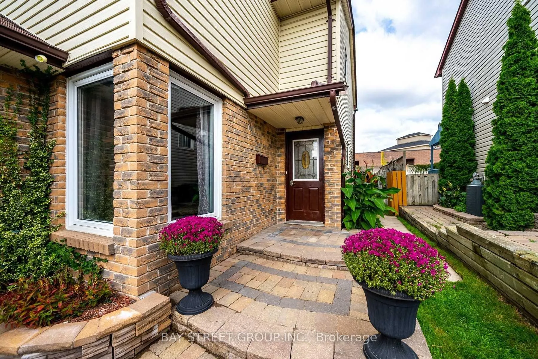Photo 2 of 850 Monaghan Avenue, Oshawa, Vanier — HOMEH