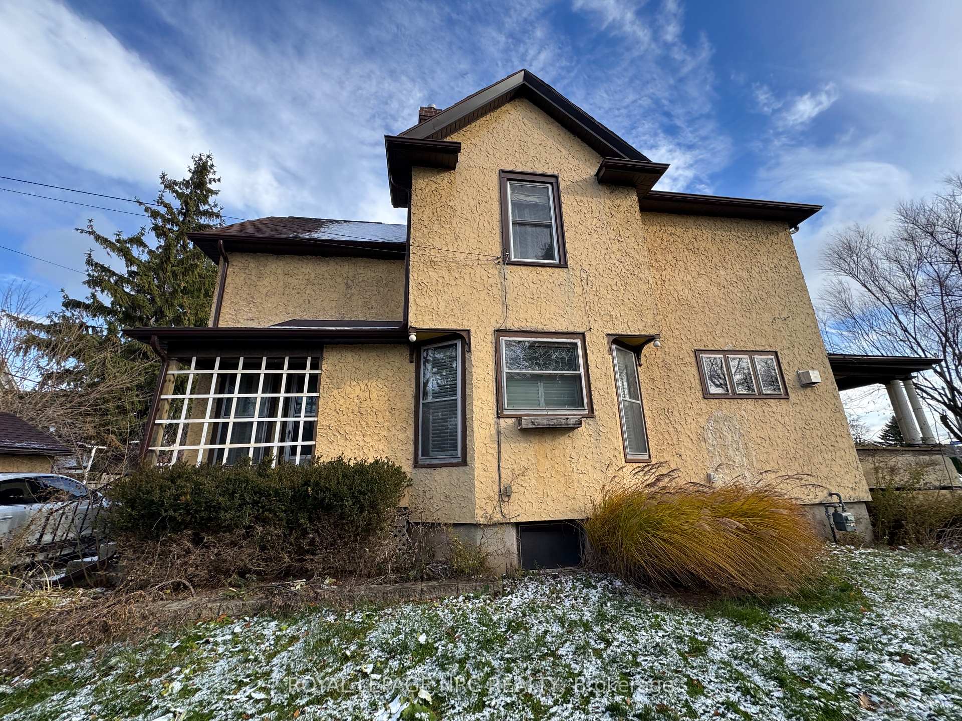 Photo 2 of 4579 Eastwood Crescent, Niagara Falls, Downtown — HOMEH