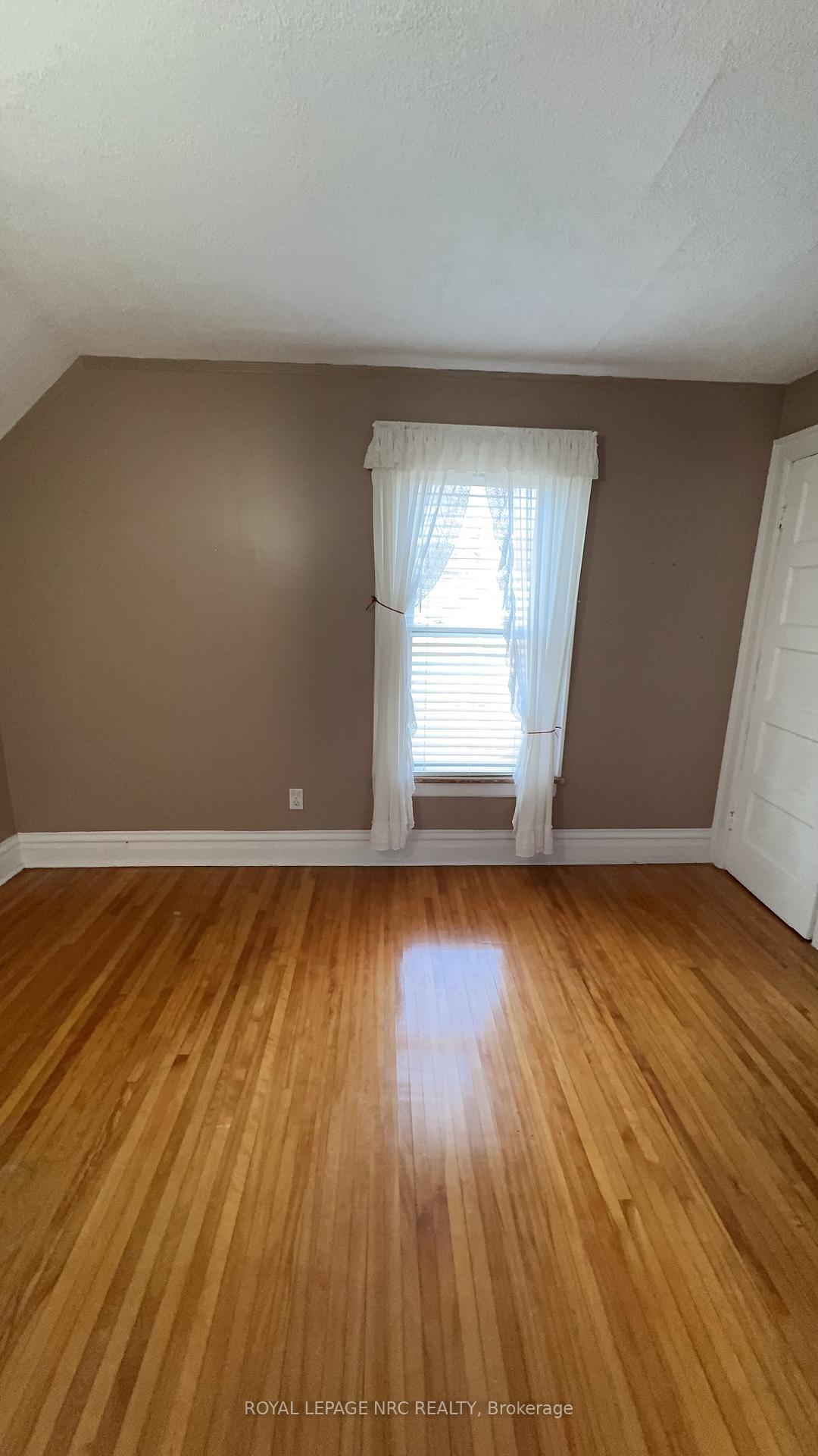 Photo 21 of 4579 Eastwood Crescent, Niagara Falls, Downtown — HOMEH