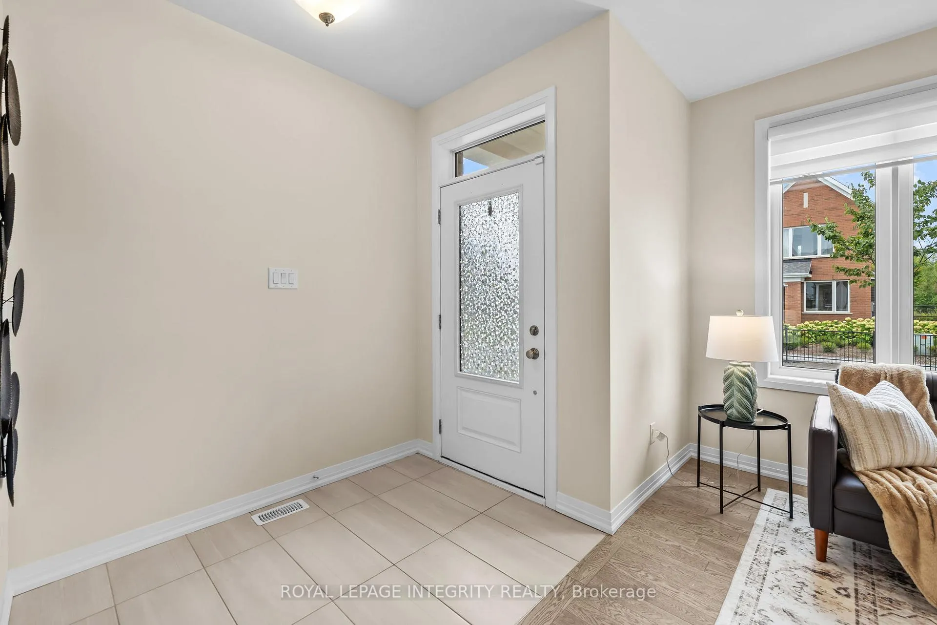 Photo 3 of 807 Mercier Crescent E, Ottawa, Chapel Hill South - Orleans Village — HOMEH