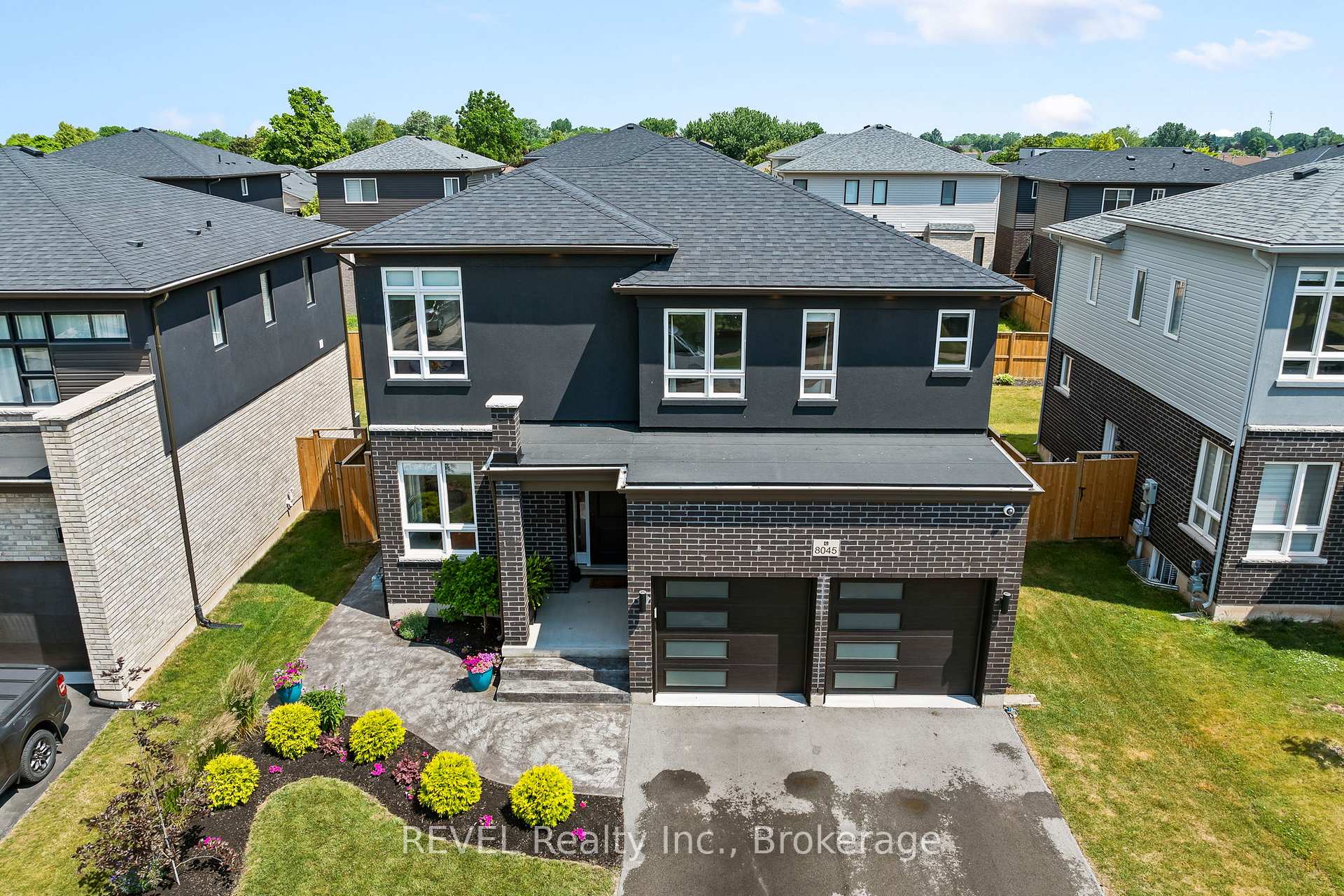 Photo 2 of 8045 Brookside Drive, Niagara Falls, Ascot — HOMEH