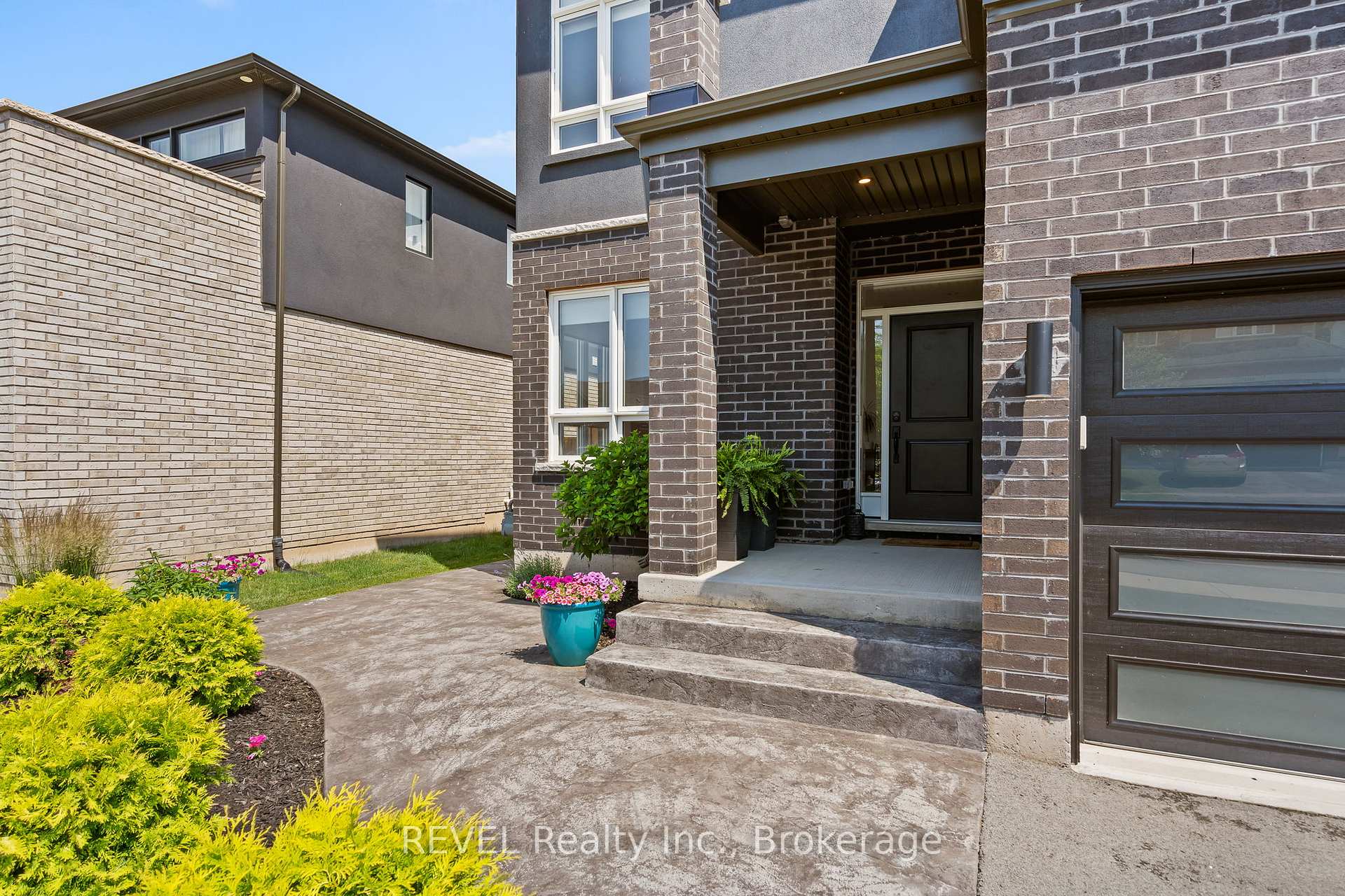 Photo 5 of 8045 Brookside Drive, Niagara Falls, Ascot — HOMEH