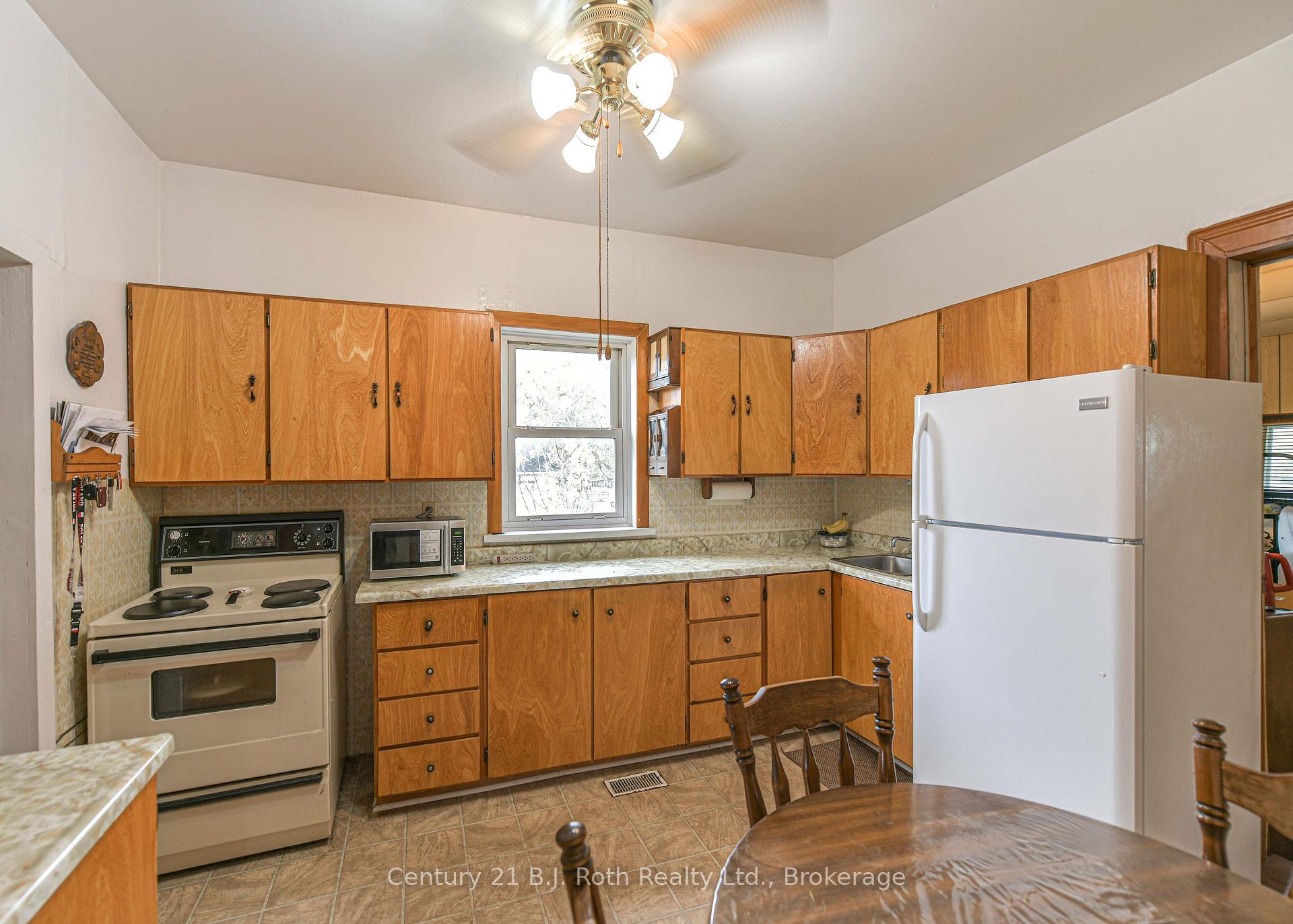 Photo 16 of 82 Poughkeepsie Street, Orillia — HOMEH