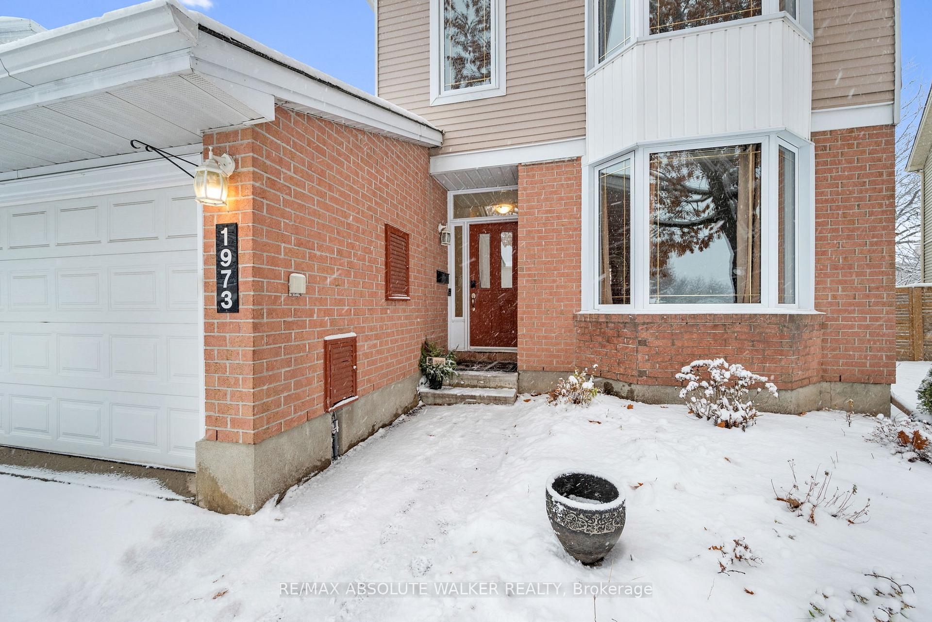 Photo 2 of 1973 Crestmont Place, Ottawa, Chapel Hill South - Orleans Village — HOMEH