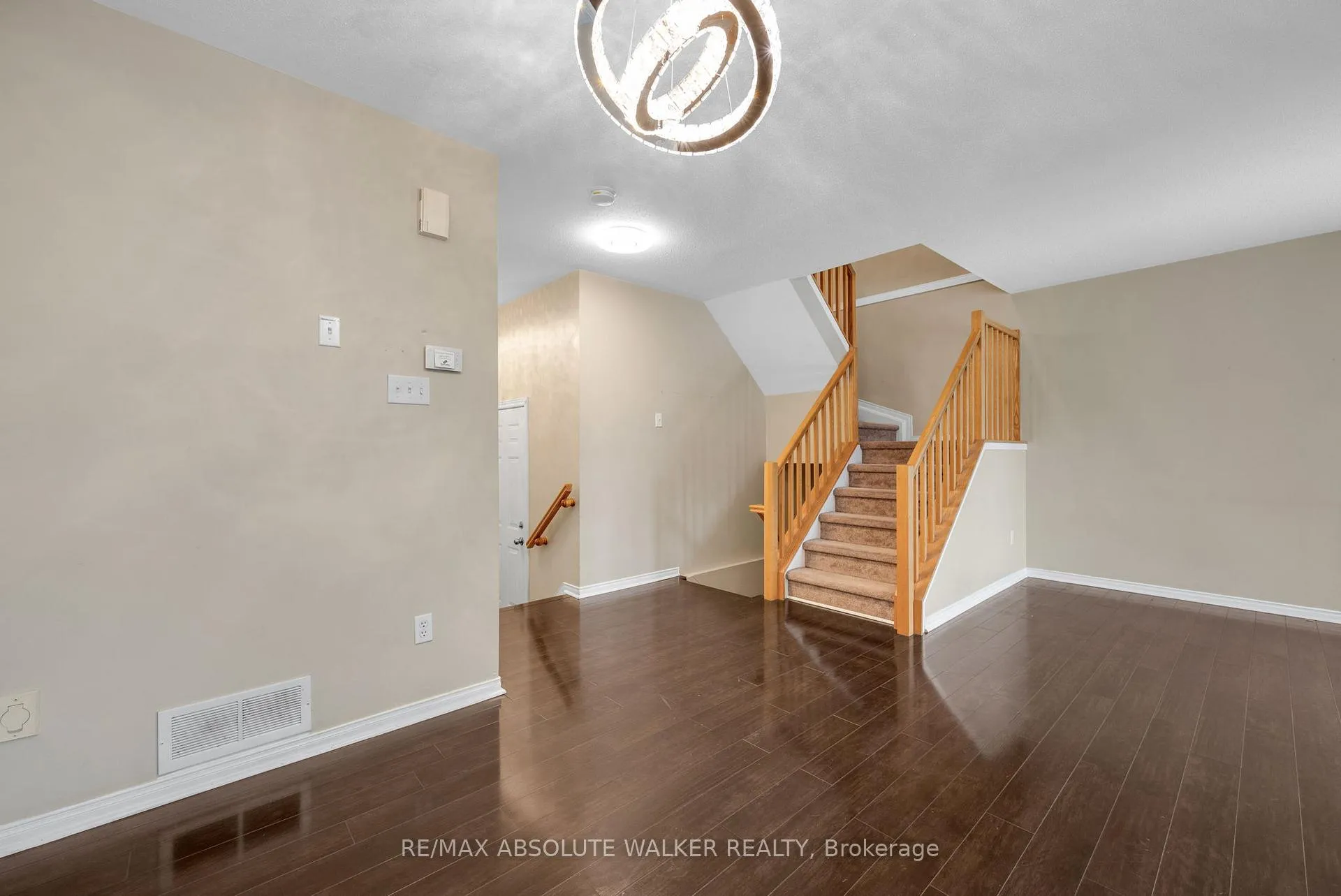 Photo 5 of 1679 Greywood Drive, Ottawa, Chateauneuf — HOMEH