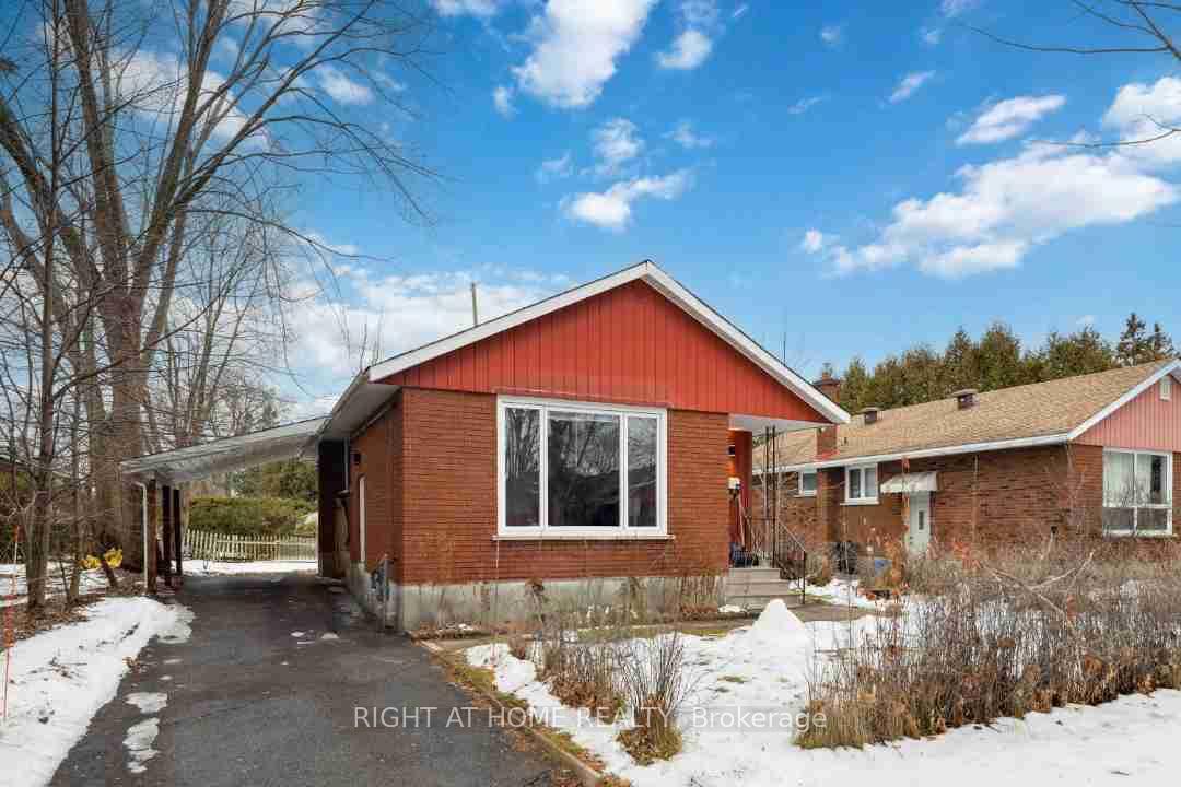 Front of 1274 Cobden Road E