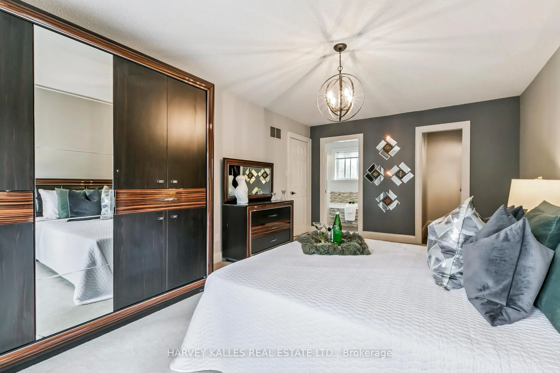 Photo 33 of 92 Golf Links Drive, Aurora, Aurora Highlands — HOMEH