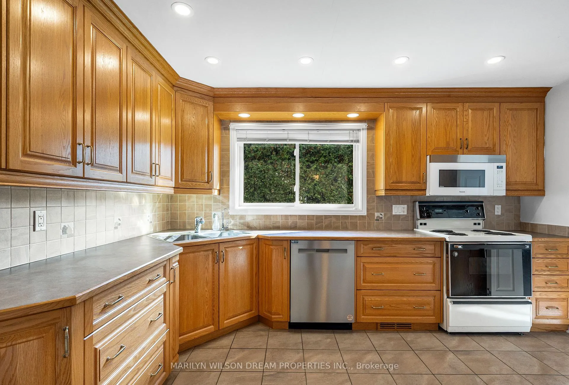 Photo 14 of 1150 Bordeau Grove, Ottawa, Convent Glen — HOMEH