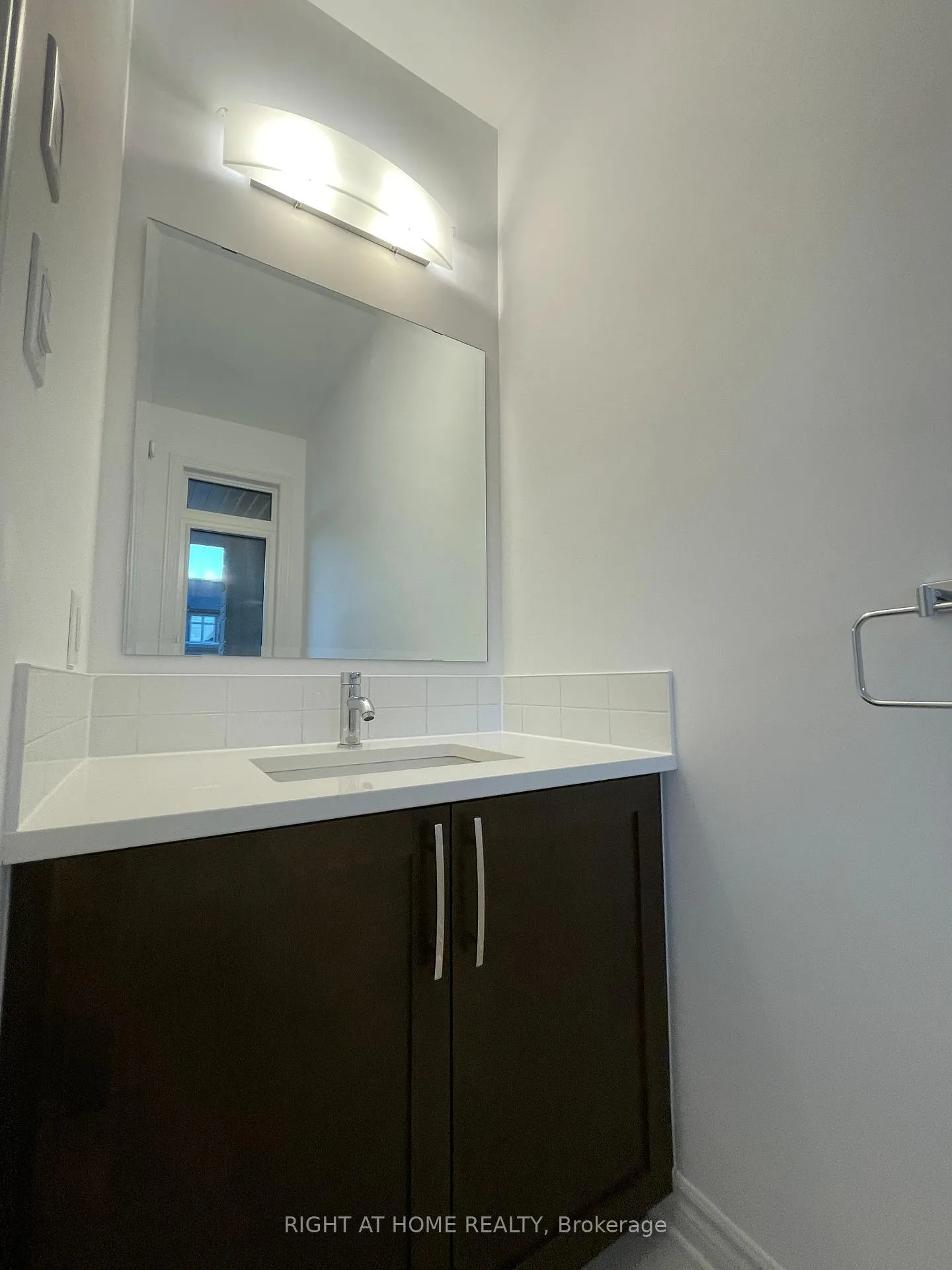 Photo 4 of 636 Cordelette Circle, Ottawa, Mer Bleue/Bradley Estates/Anderson Park — HOMEH