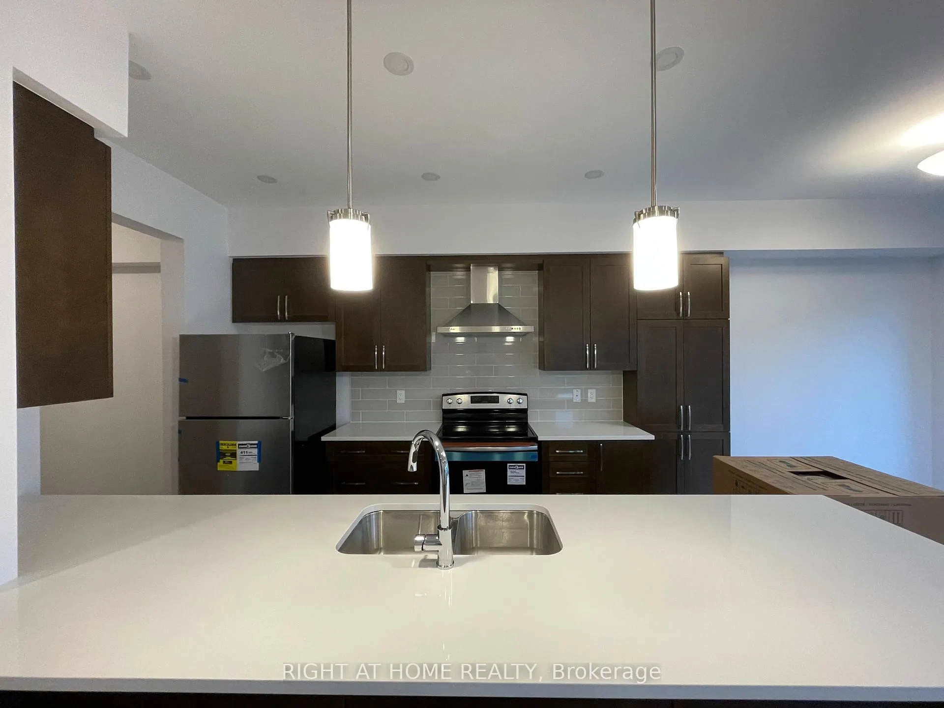 Photo 5 of 636 Cordelette Circle, Ottawa, Mer Bleue/Bradley Estates/Anderson Park — HOMEH