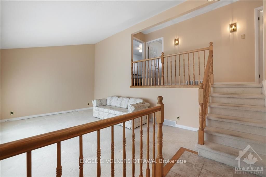Photo 4 of 1349 Bloomsbury Crescent, Ottawa, Parkway Park — HOMEH