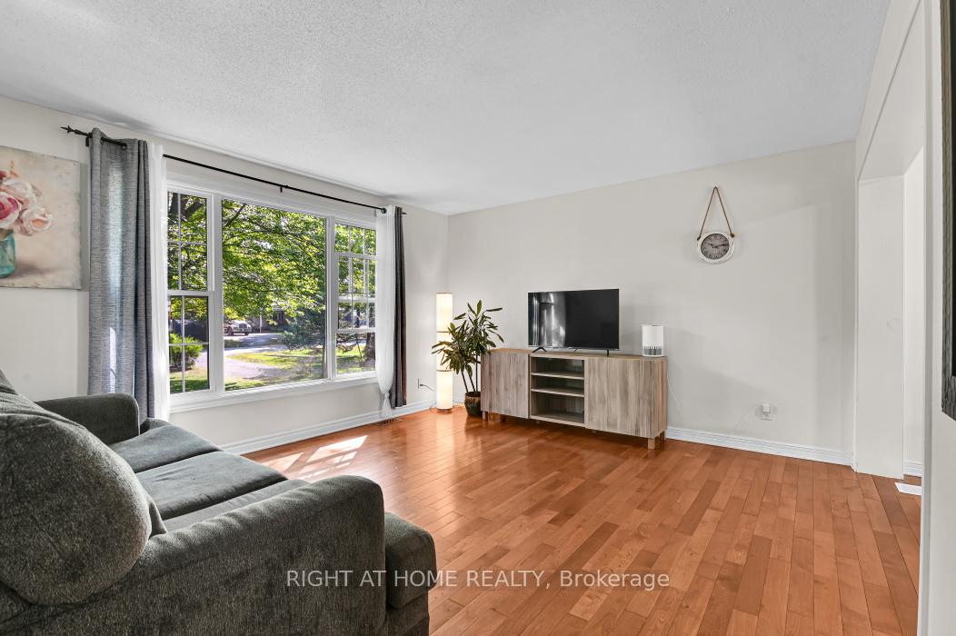 Photo 4 of 1696 Christina Crescent, North Dundas, North Dundas (Mountain) Twp — HOMEH