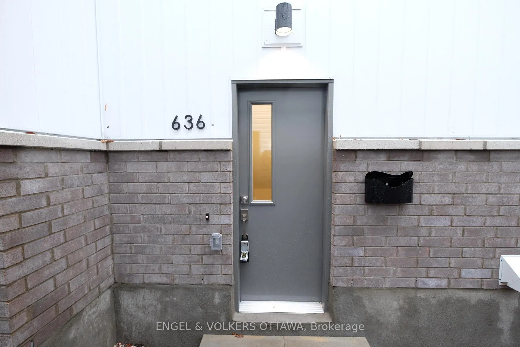 Front of Unit Unit B, 636 Hochelaga Street