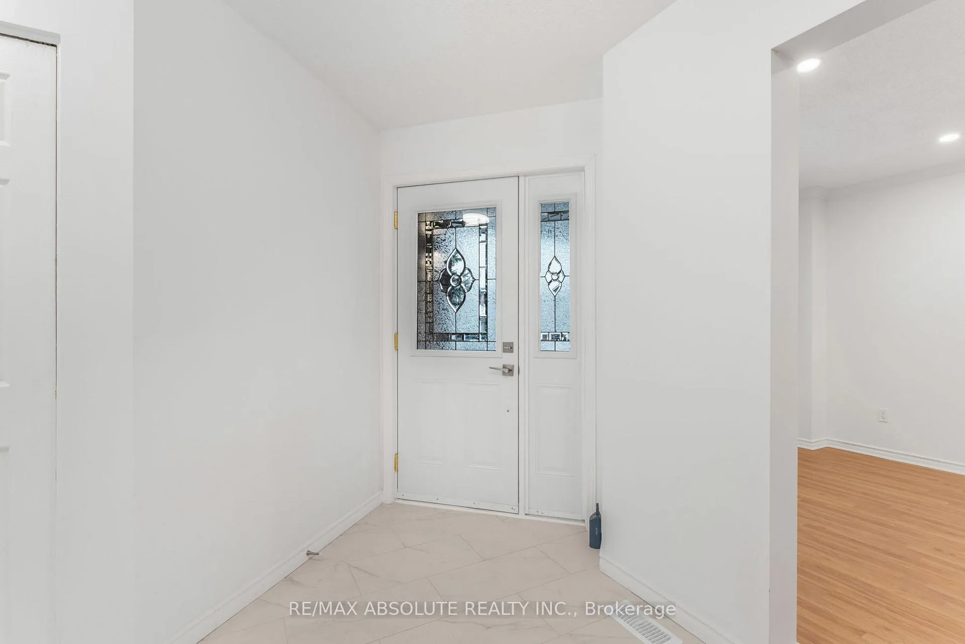 Photo 3 of 876 Clearcrest Crescent, Ottawa, Fallingbrook/Ridgemount — HOMEH