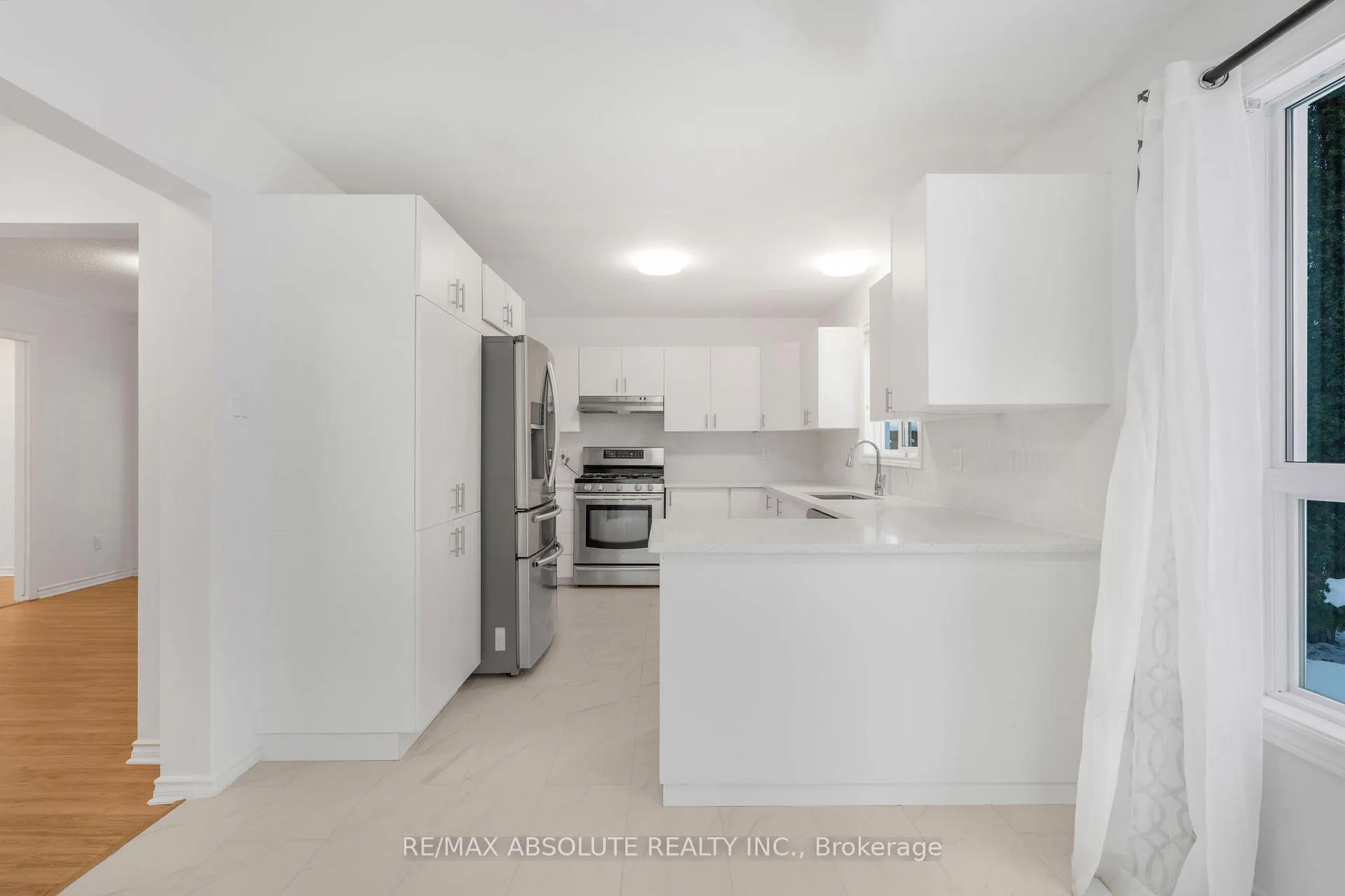Photo 4 of 876 Clearcrest Crescent, Ottawa, Fallingbrook/Ridgemount — HOMEH