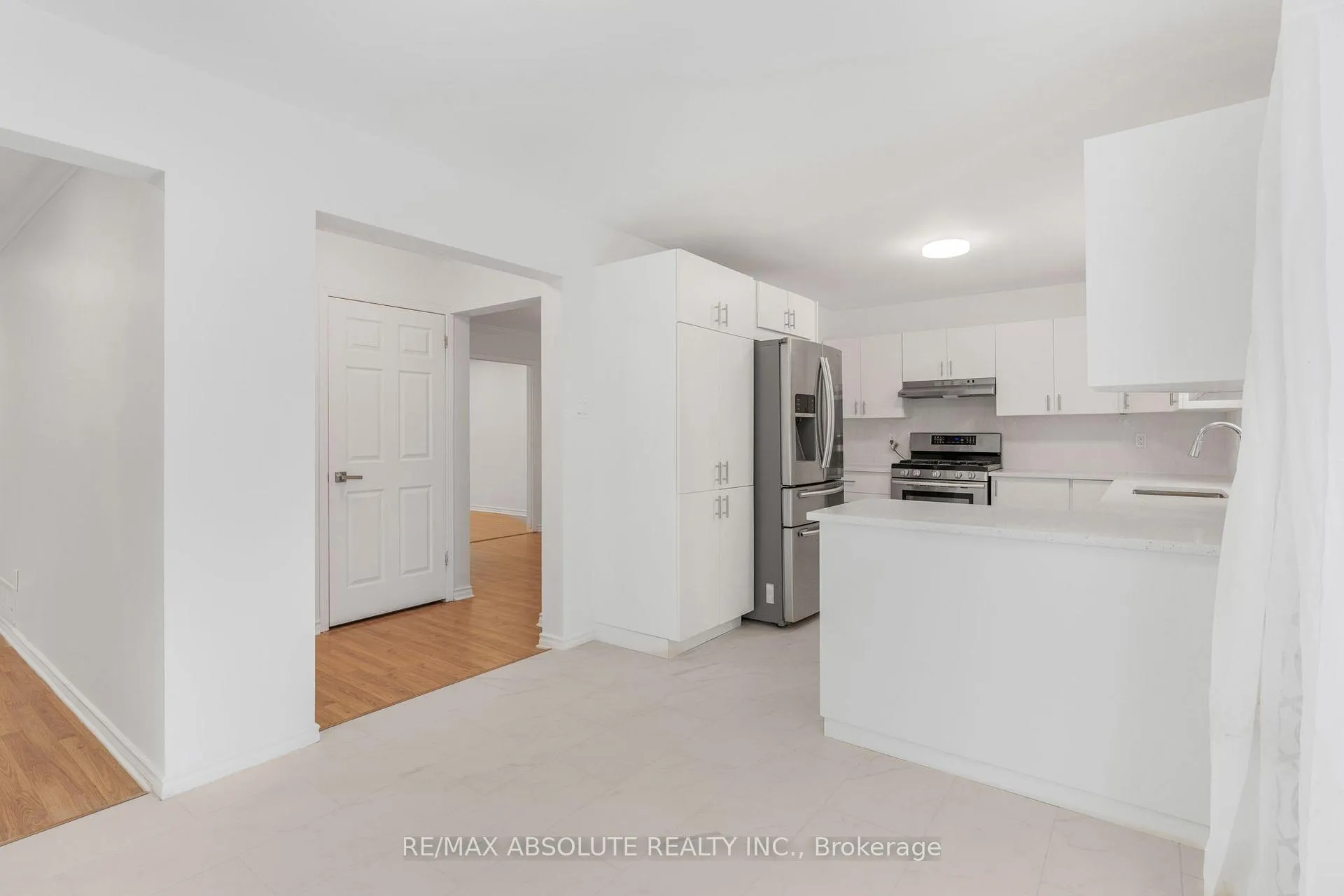 Photo 5 of 876 Clearcrest Crescent, Ottawa, Fallingbrook/Ridgemount — HOMEH