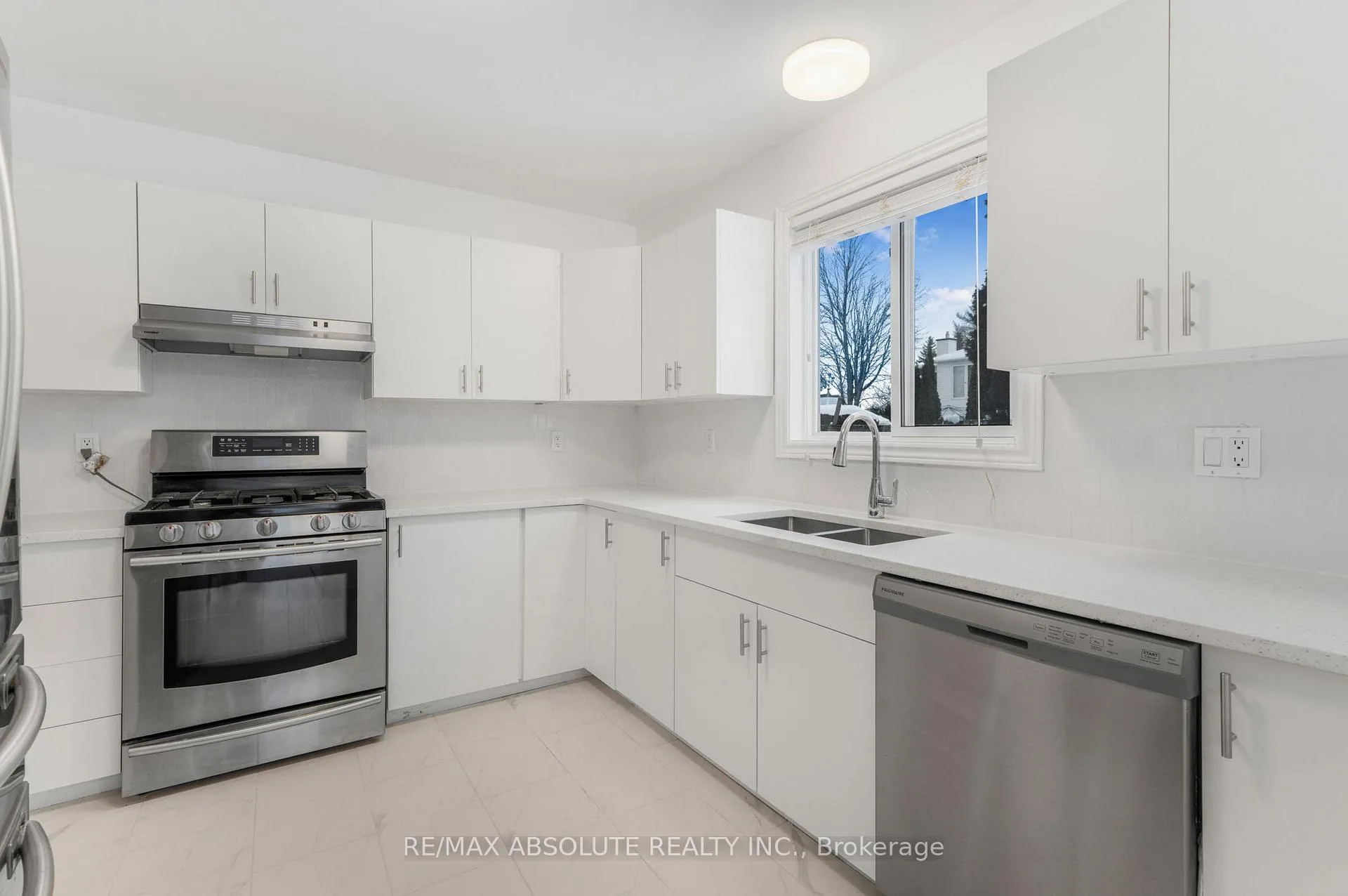 Photo 6 of 876 Clearcrest Crescent, Ottawa, Fallingbrook/Ridgemount — HOMEH