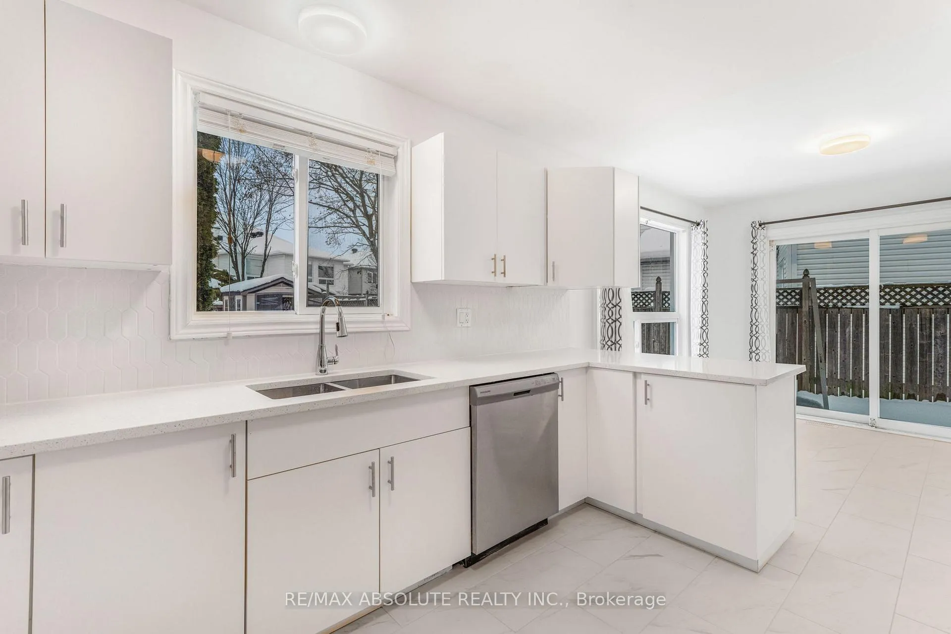 Photo 7 of 876 Clearcrest Crescent, Ottawa, Fallingbrook/Ridgemount — HOMEH