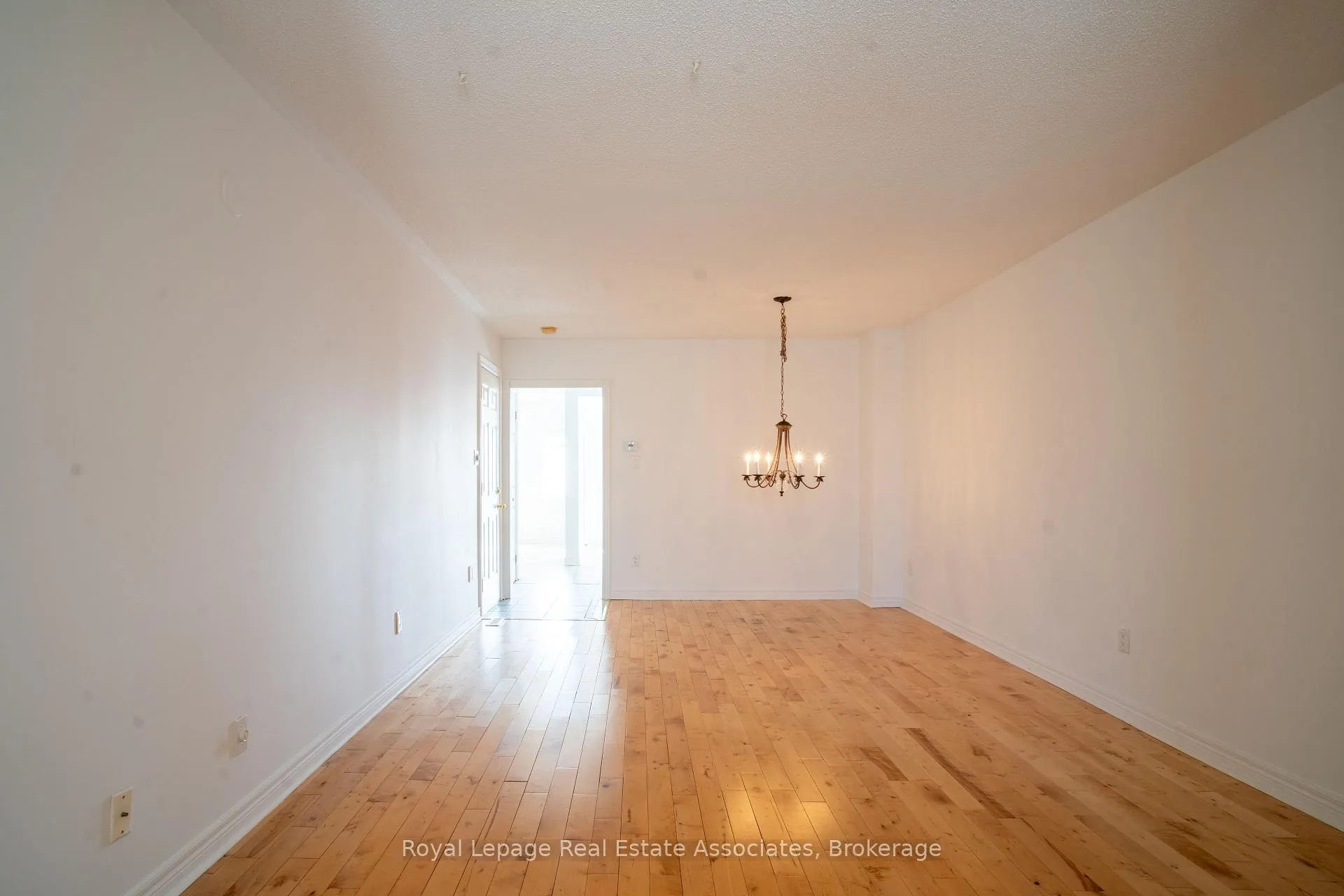 Photo 3 of 2382 Sequoia Way, Oakville, Westmount — HOMEH