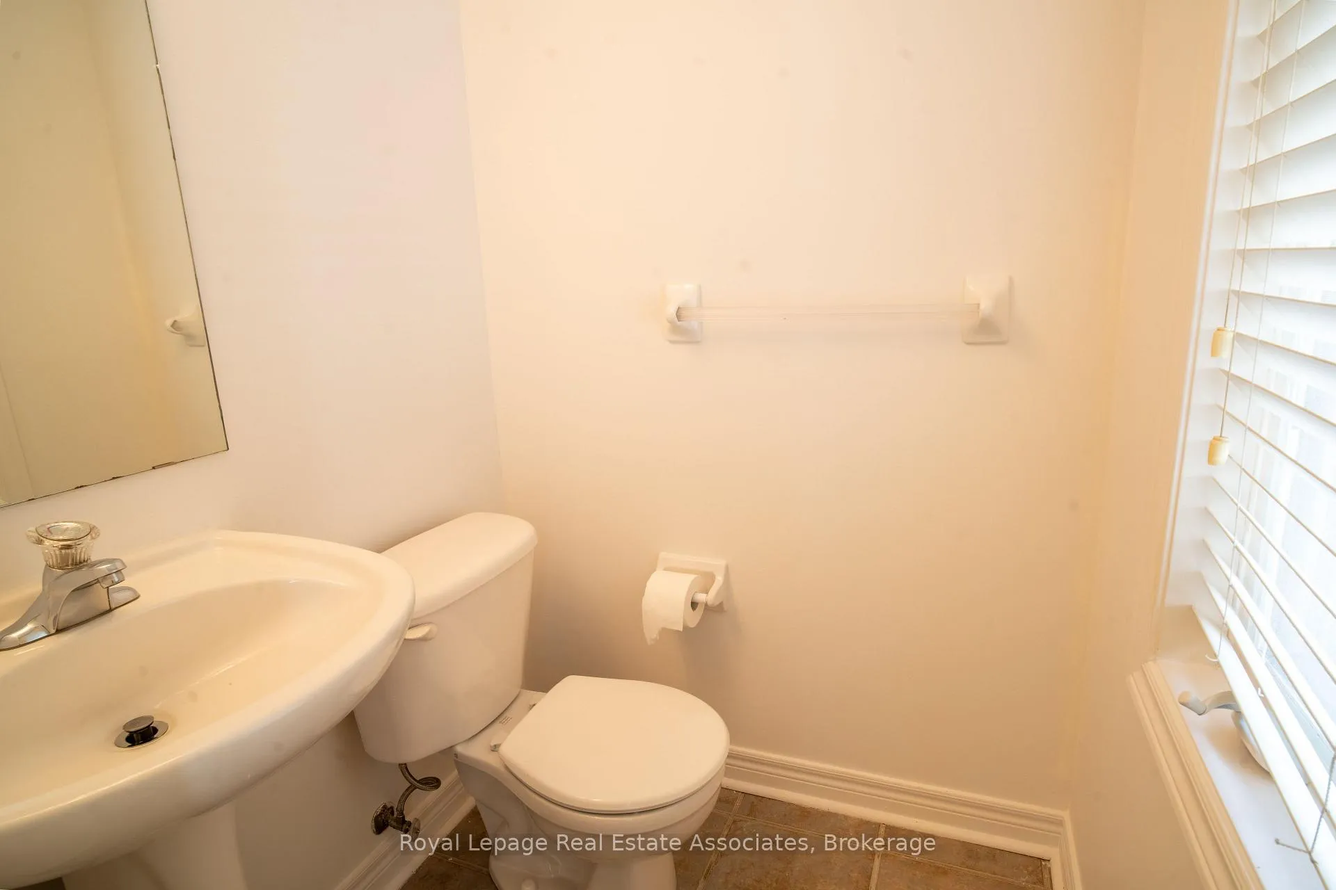 Photo 5 of 2382 Sequoia Way, Oakville, Westmount — HOMEH