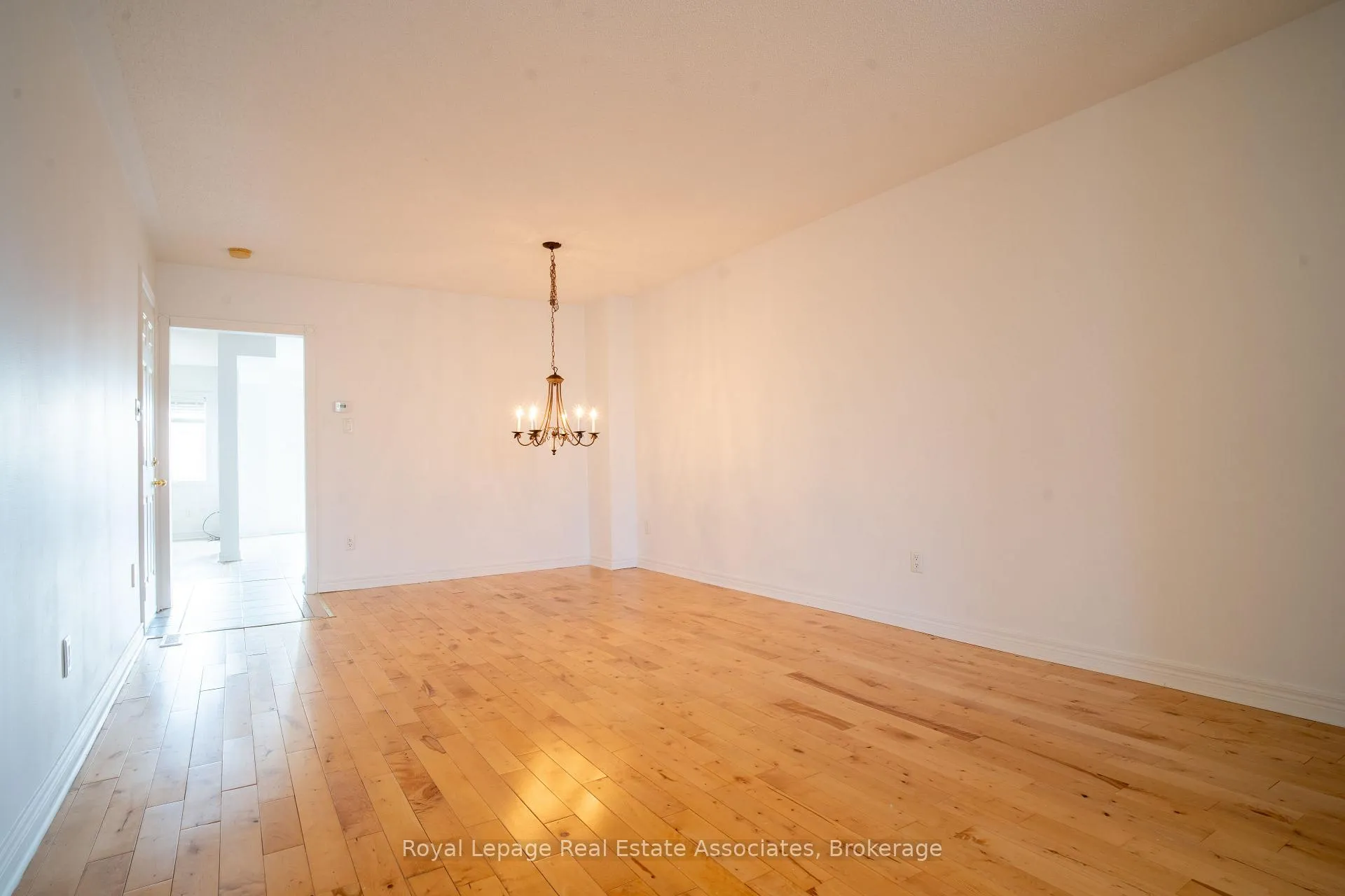 Photo 6 of 2382 Sequoia Way, Oakville, Westmount — HOMEH