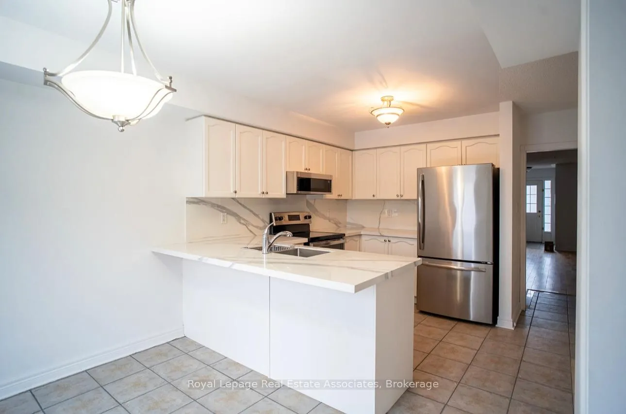 Photo 8 of 2382 Sequoia Way, Oakville, Westmount — HOMEH