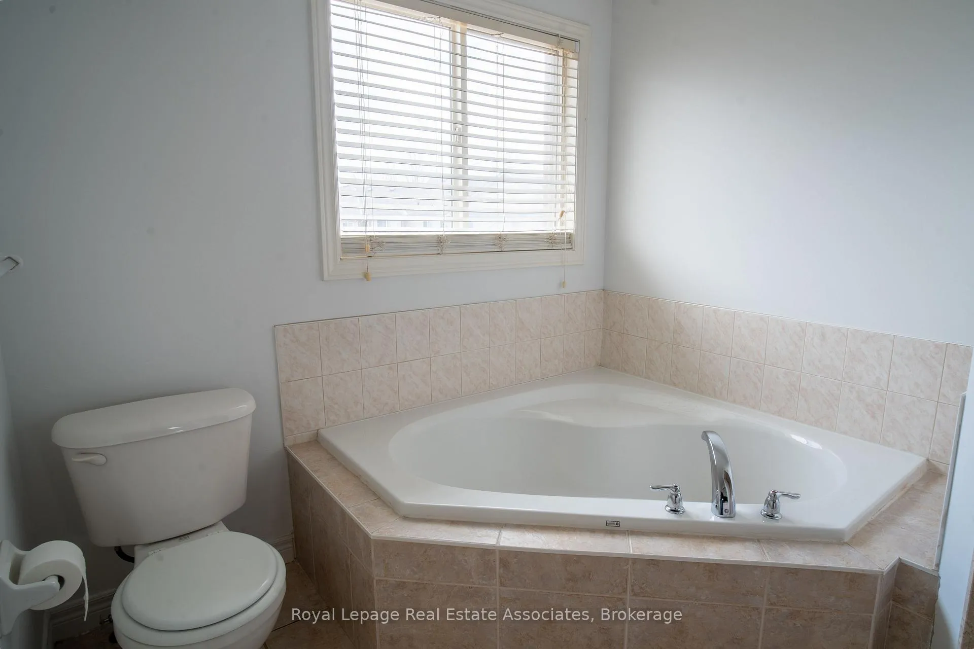 Photo 32 of 2382 Sequoia Way, Oakville, Westmount — HOMEH